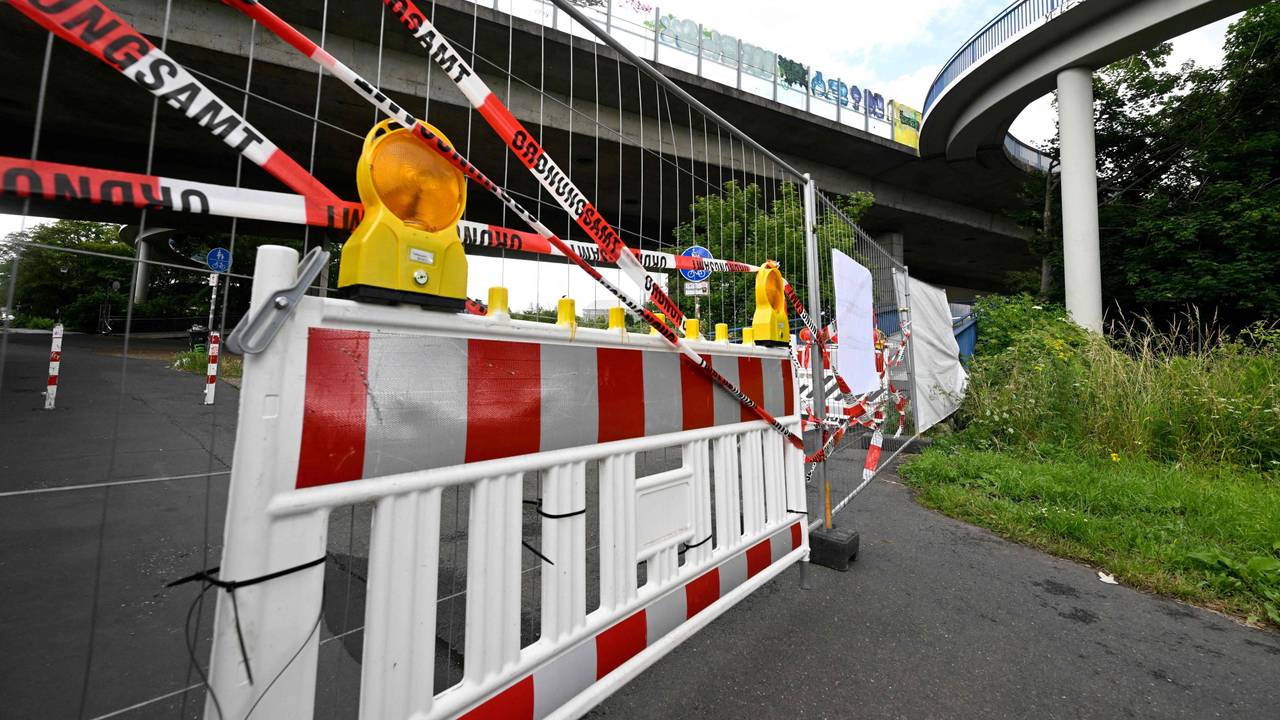 Die Bonner Nordbrücke ist gesperrt. Auf den Ausweichstrecken staut sich der Verkehr.