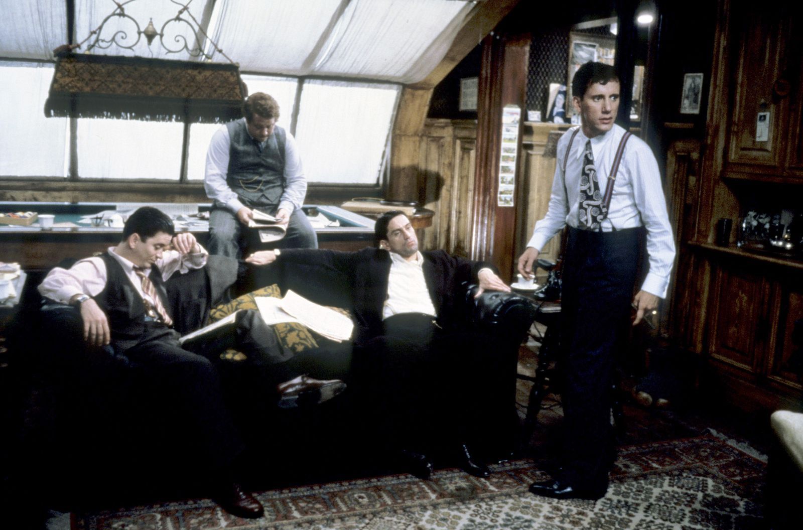 Die Freundesgruppe um Noodles (Robert De Niro, zweiter von rechts) und Max (James Woods, rechts), zu der auch Patsy (James Hayden, links) und Fat Moe (Larry Rapp) gehören, hält sich mit kriminellen Aktivitäten über Wasser.
 (Bild: 1984 Warner Bros. Entertainment/Alle Rechte vorbehalten.)