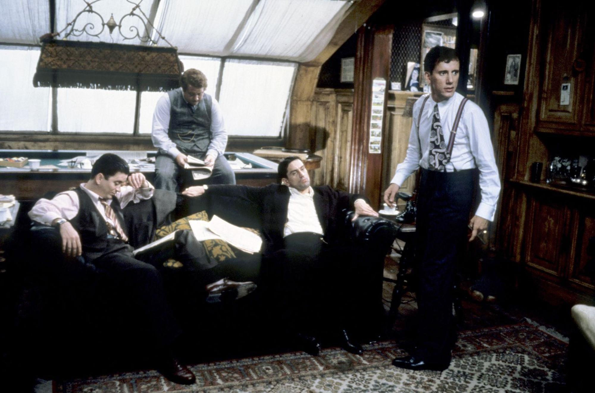 Die Freundesgruppe um Noodles (Robert De Niro, zweiter von rechts) und Max (James Woods, rechts), zu der auch Patsy (James Hayden, links) und Fat Moe (Larry Rapp) gehören, hält sich mit kriminellen Aktivitäten über Wasser.
(Bild: 1984 Warner Bros. Entertainment/Alle Rechte vorbehalten.)