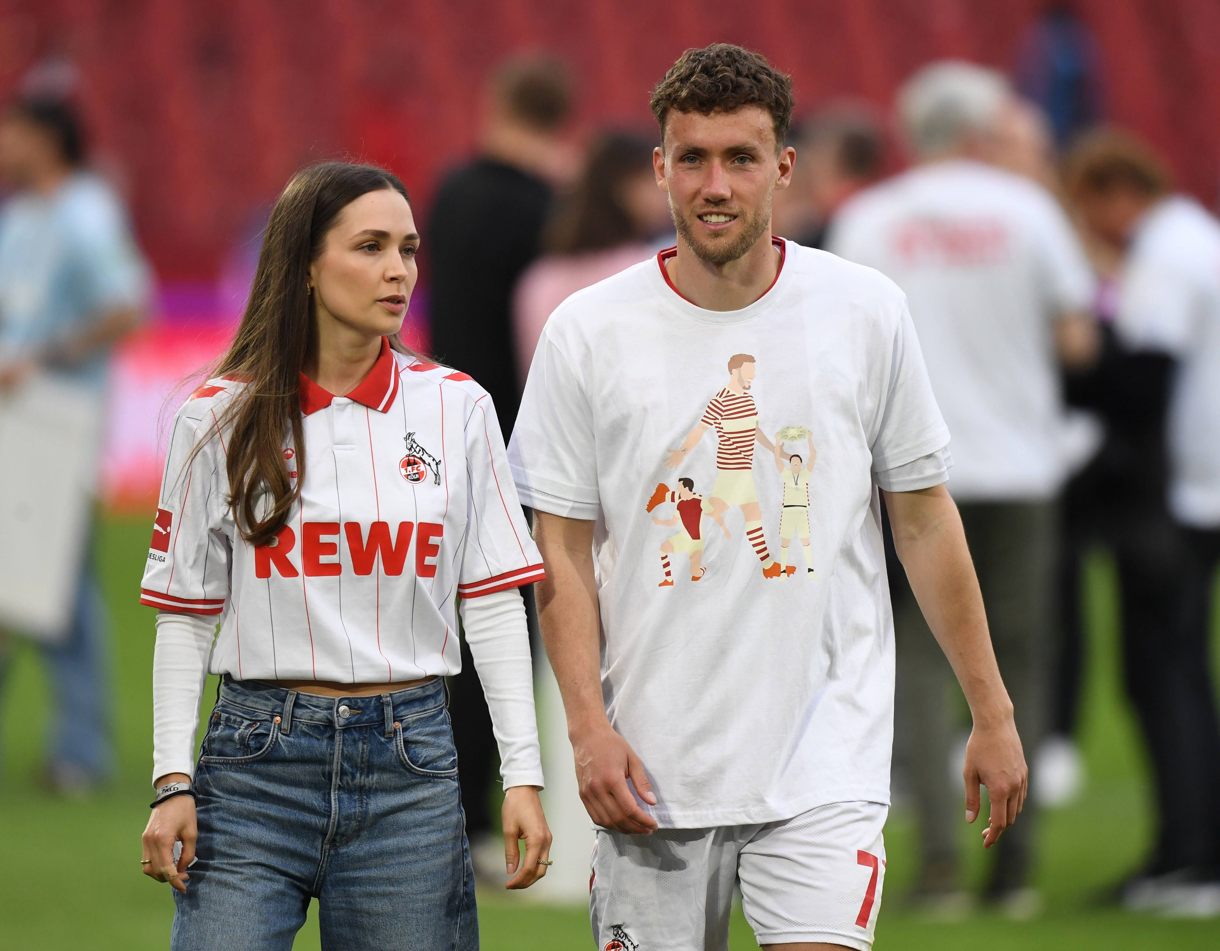 Luca Waldschmidt und seine Frau Gianna laufen gemeinsam über das Spielfeld.