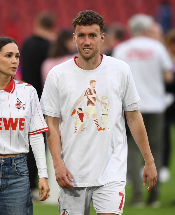 Luca Waldschmidt und seine Frau Gianna laufen gemeinsam über das Spielfeld.