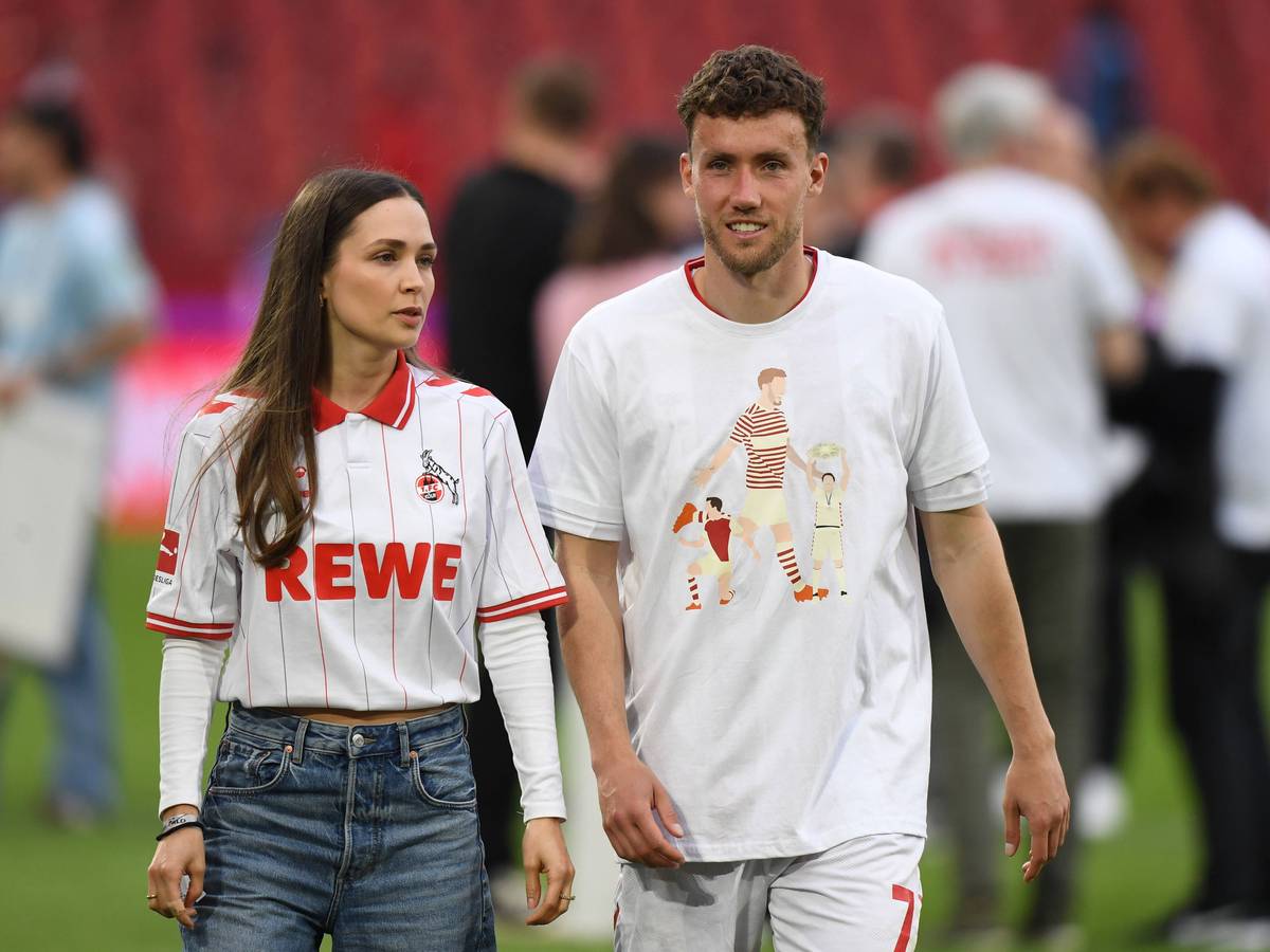 Luca Waldschmidt und seine Frau Gianna laufen gemeinsam über das Spielfeld.