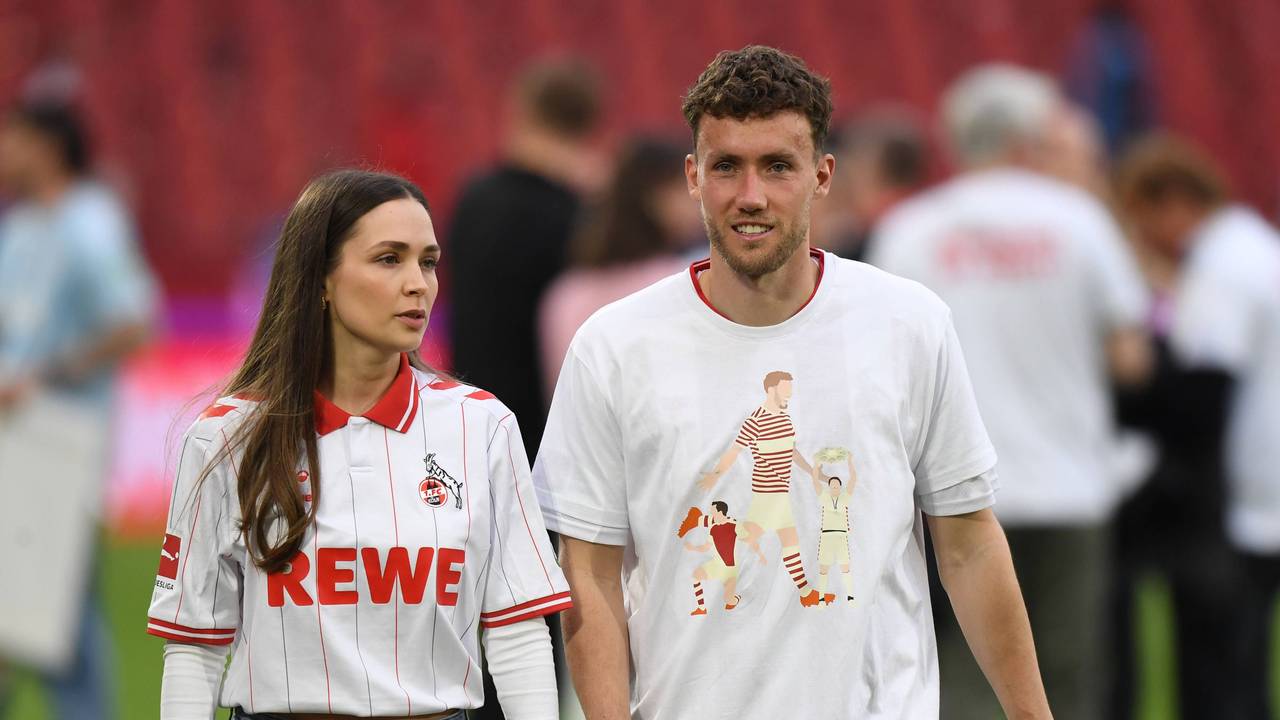 Luca Waldschmidt und seine Frau Gianna laufen gemeinsam über das Spielfeld.