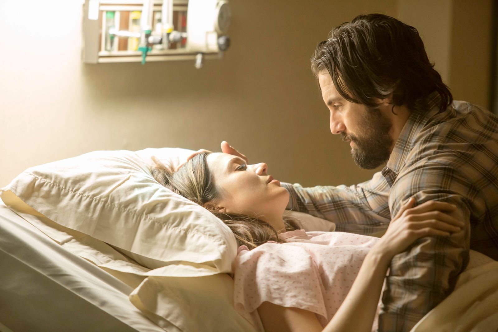 Die Pilotfolge, auf die 105 weitere in insgesamt sechs Staffeln folgten: Rebecca (Mandy Moore) verliert bei der Geburt einen ihrer Drillinge. Noch am selben Tag beschließen sie und ihr Mann Jack (Milo Ventimiglia), den am selben Tag geborenen Randall zu adoptieren, der von seinem Vater ausgesetzt worden war. (Bild: ZDF/NBC)