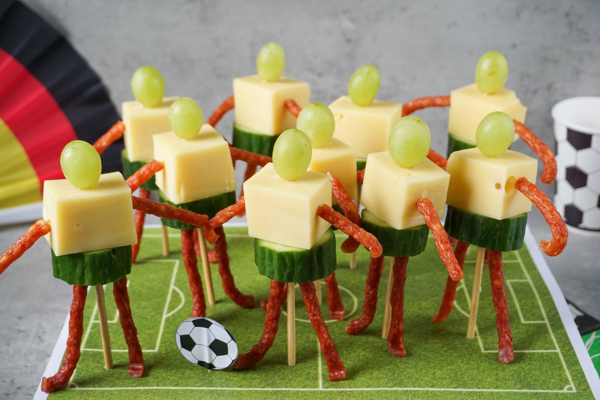 Käse-Trauben-Spieße im Fußballer-Look