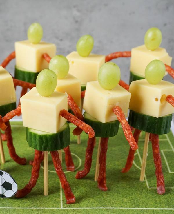 Käse-Trauben-Spieße im Fußballer-Look