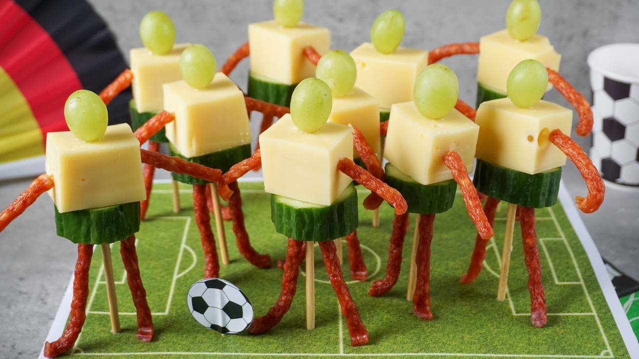 Käse-Trauben-Spieße im Fußballer-Look