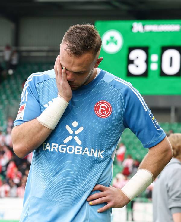 Torwart Florian Kastenmeier weint nach dem Spiel.