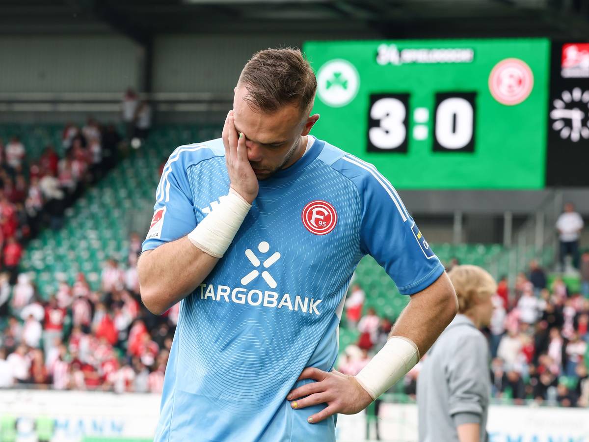 Torwart Florian Kastenmeier weint nach dem Spiel.