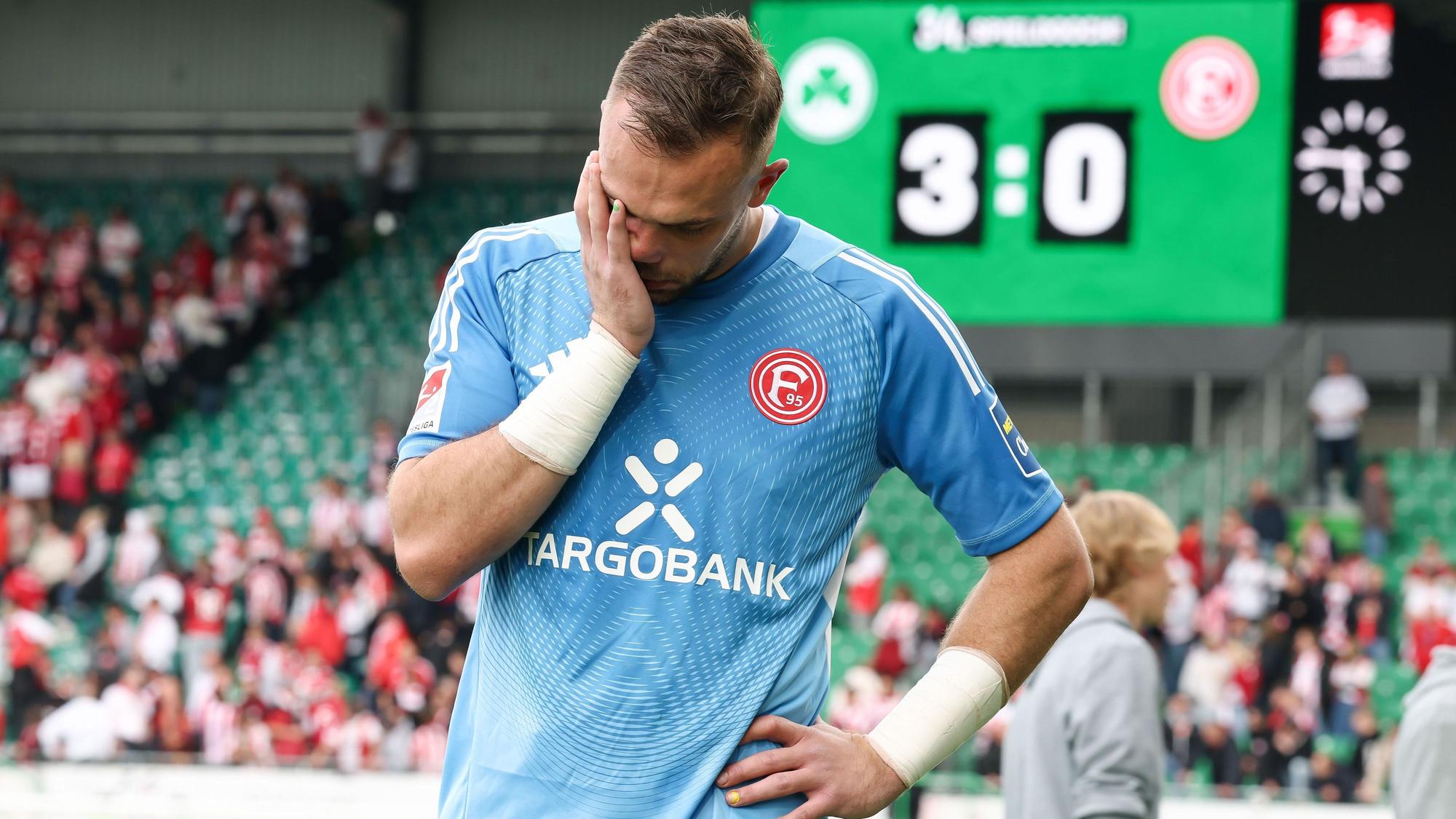 Torwart Florian Kastenmeier weint nach dem Spiel.