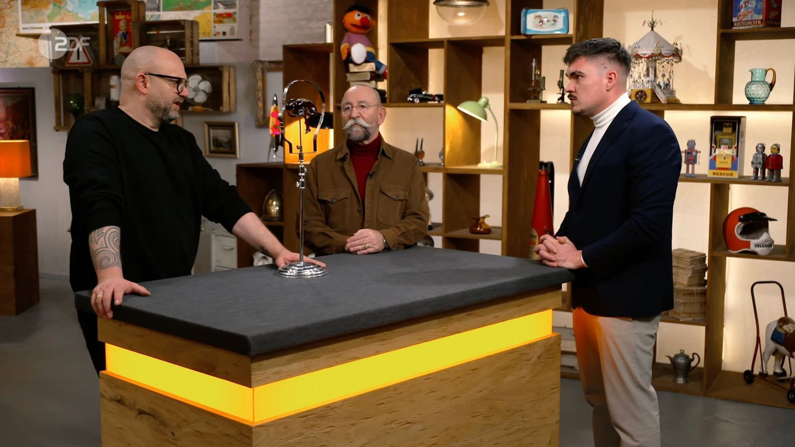 „Ich bin ratlos und kann das für mich nicht einsortieren“, gestand Moderator Horst Lichter (Mitte) und der Verkäufer hatte absolutes Verständnis.  (Bild: ZDF)
