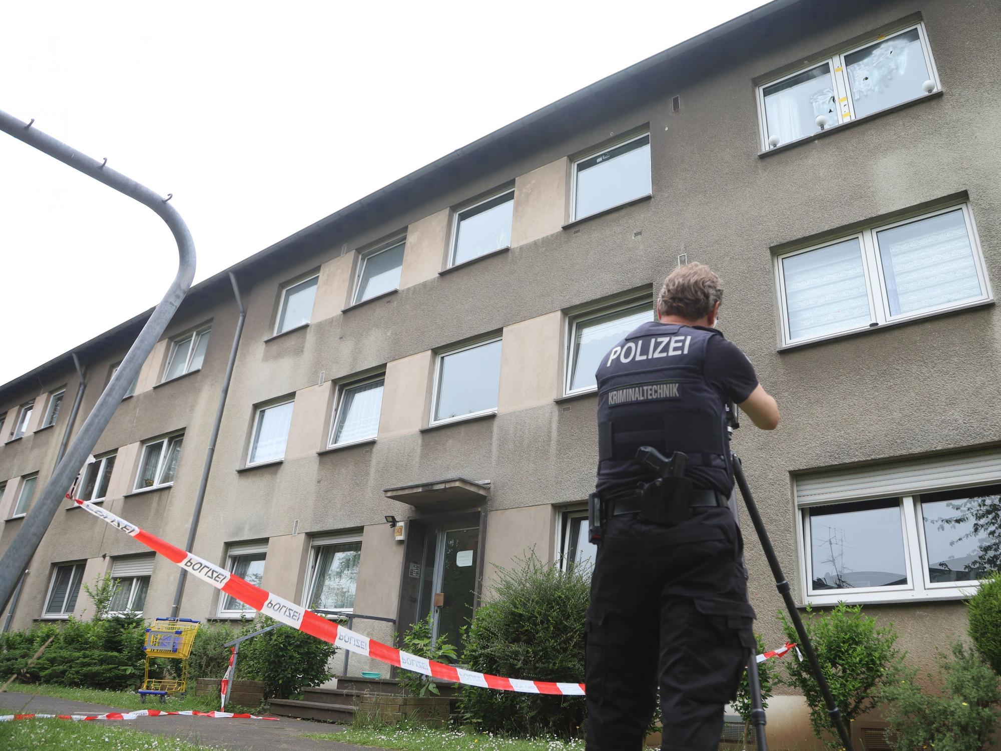 Unbekannte Täter und Täterinnen haben in der Nacht zu Montag Unbekannte hatten Schüsse auf ein Mehrfamilienhaus in Bilderstöckchen abgegeben. Anwohnende der Vogesenstraße hatten die Polizei alarmiert.