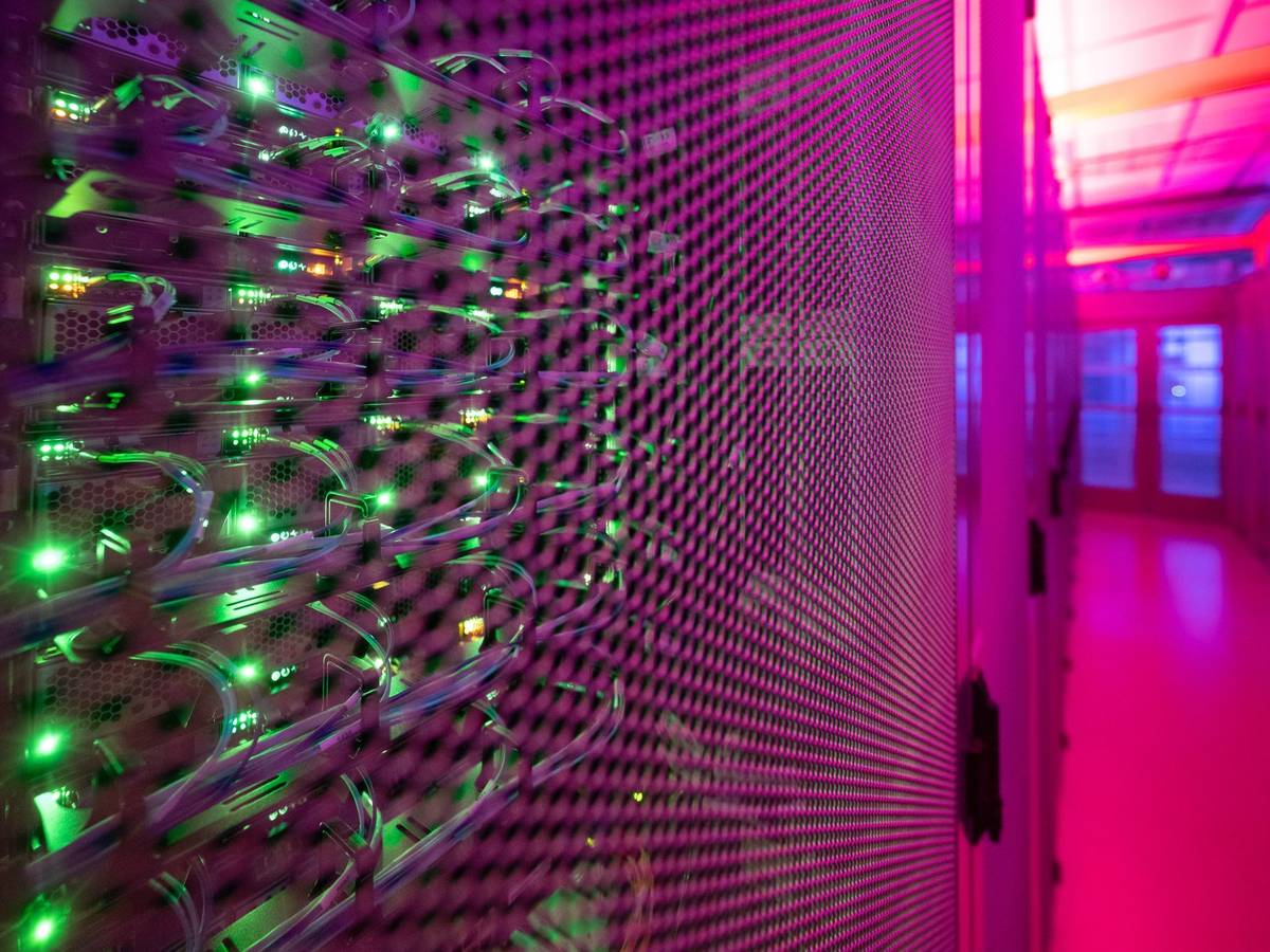 Serverschrank in einem Rechenzentrum.