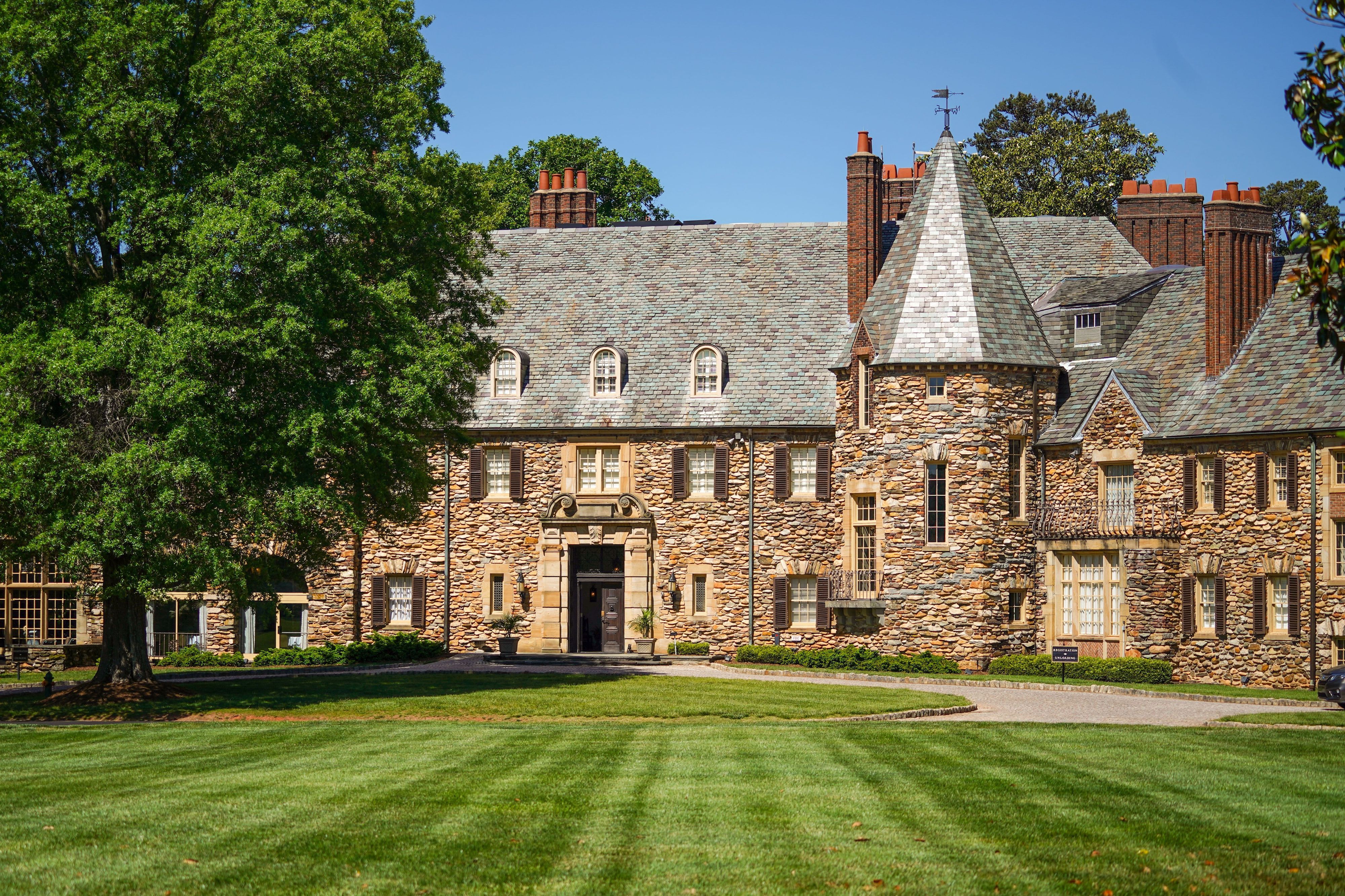 Das schlossähnliche Hotel Graylyn Estate mit großer Parkanlage. Die deutsche Fußball-Nationalmannschaft wohnt während der Weltmeisterschaft in den USA in dem herrschaftlichen Anwesen im US-Bundesstaat North Carolina.