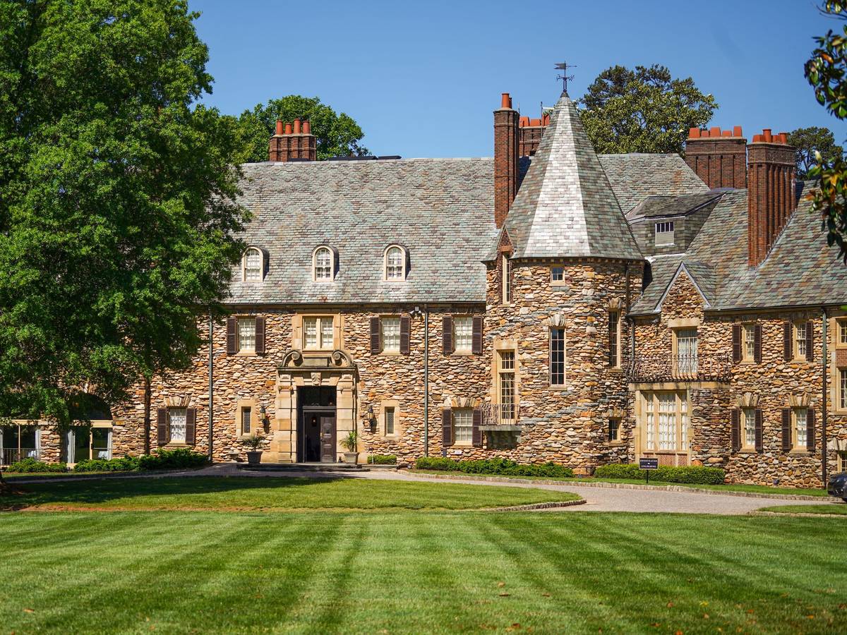 Das schlossähnliche Hotel Graylyn Estate mit großer Parkanlage. Die deutsche Fußball-Nationalmannschaft wohnt während der Weltmeisterschaft in den USA in dem herrschaftlichen Anwesen im US-Bundesstaat North Carolina.