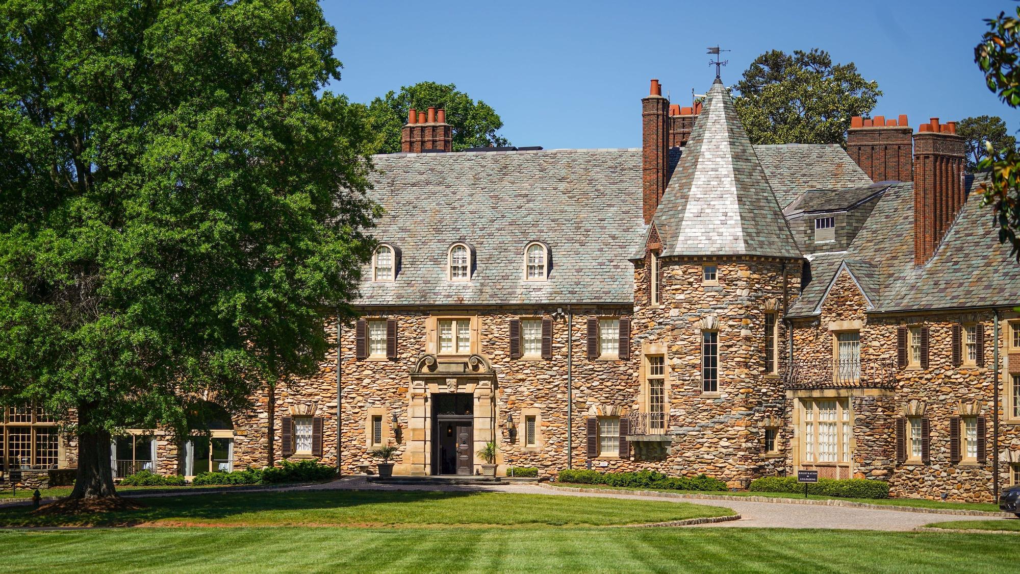 Das schlossähnliche Hotel Graylyn Estate mit großer Parkanlage. Die deutsche Fußball-Nationalmannschaft wohnt während der Weltmeisterschaft in den USA in dem herrschaftlichen Anwesen im US-Bundesstaat North Carolina.