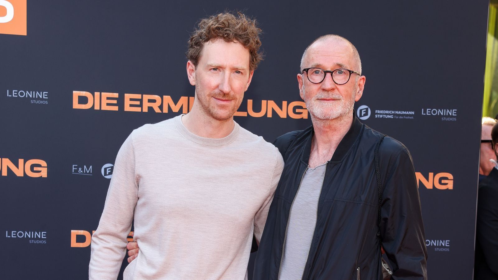 Zwei der bekanntesten TV-Gesichter des Landes: Moderator Louis Klamroth und sein Vater, der Schauspieler Peter Lohmeyer. (Bild: Gerald Matzka/Getty Images)