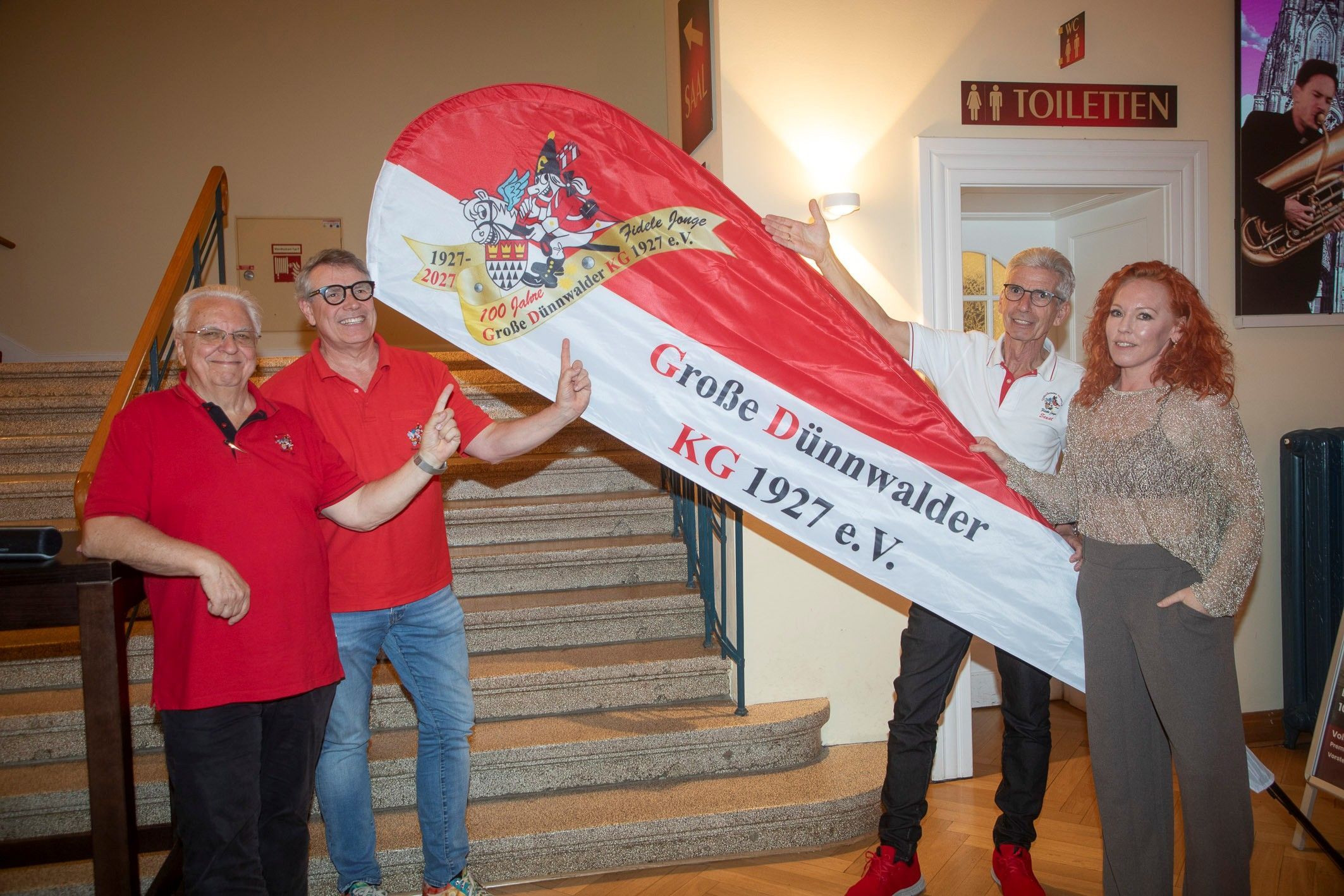 Hans-Jo Fichna, Lutz Niedgen, Wolfgang Prinz und Katja Baum zeigen das Jubiläumslogo.