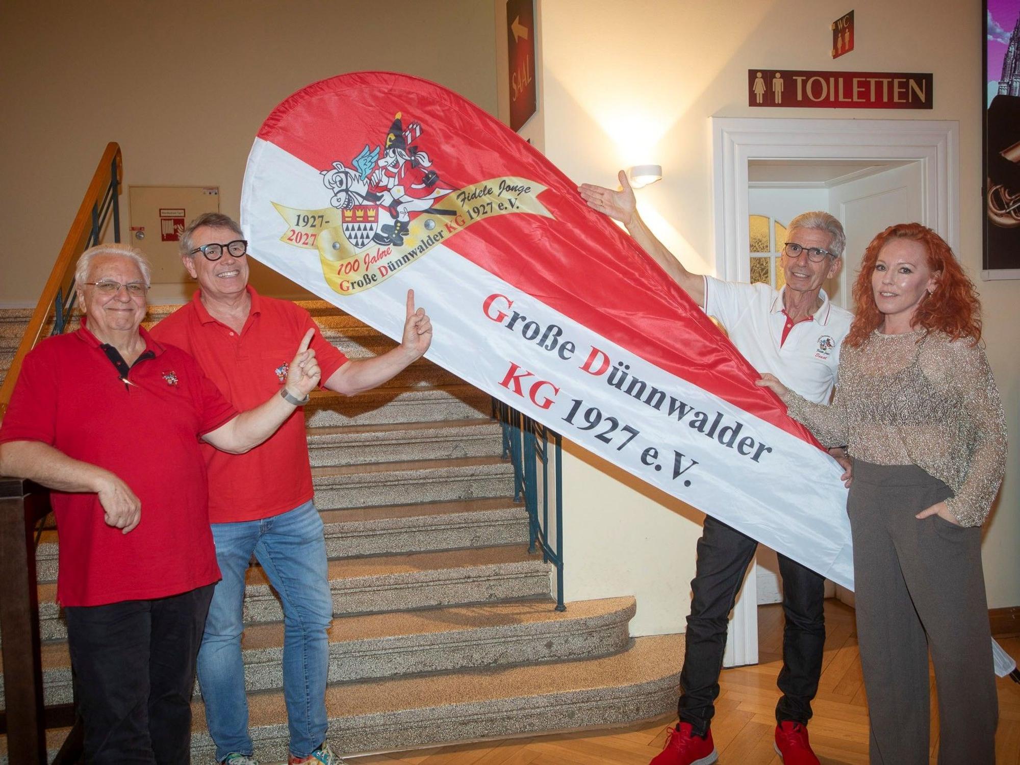 Hans-Jo Fichna, Lutz Niedgen, Wolfgang Prinz und Katja Baum zeigen das Jubiläumslogo.