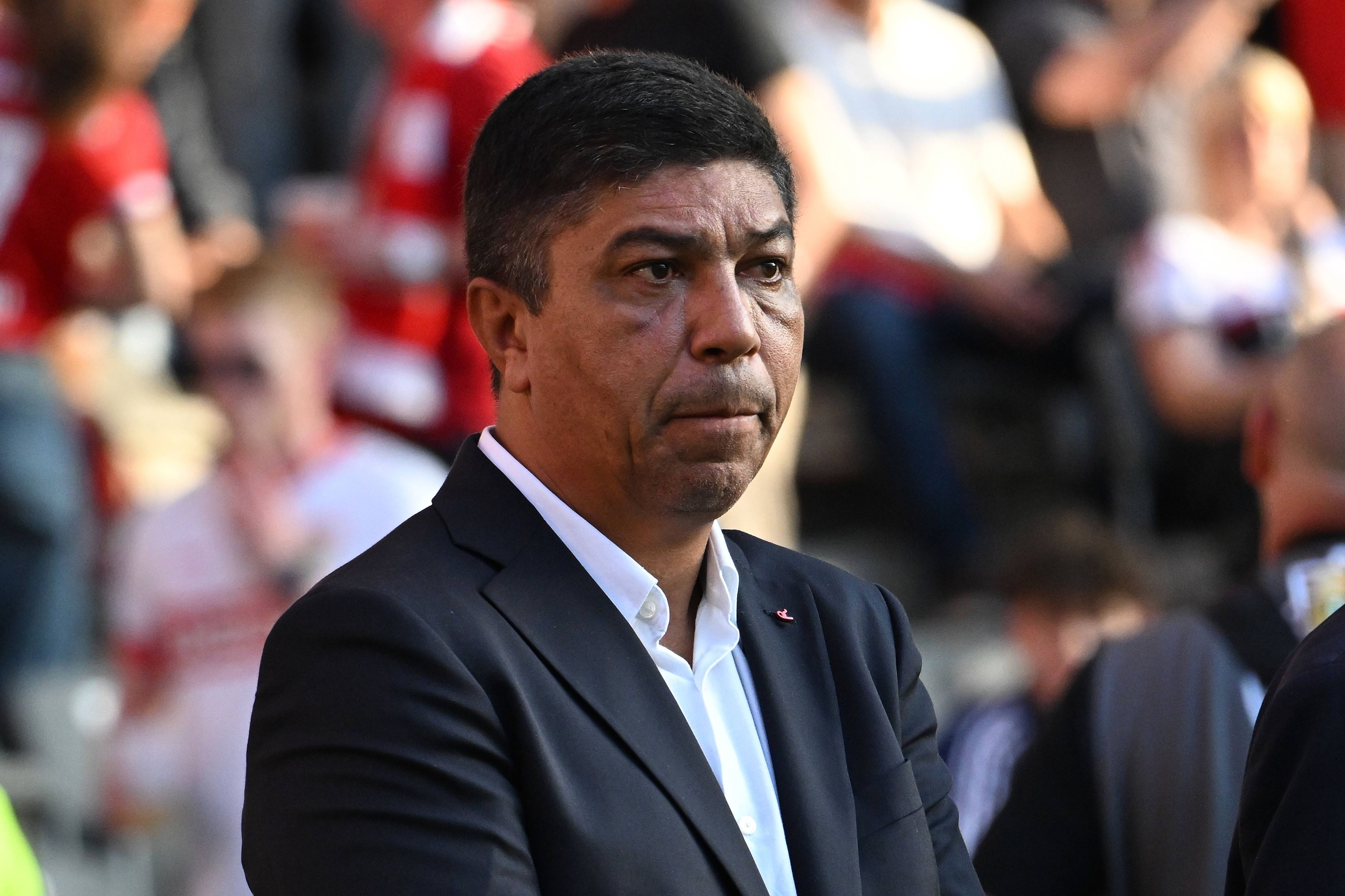 Giovane Elber steht im Anzug im Stadion.