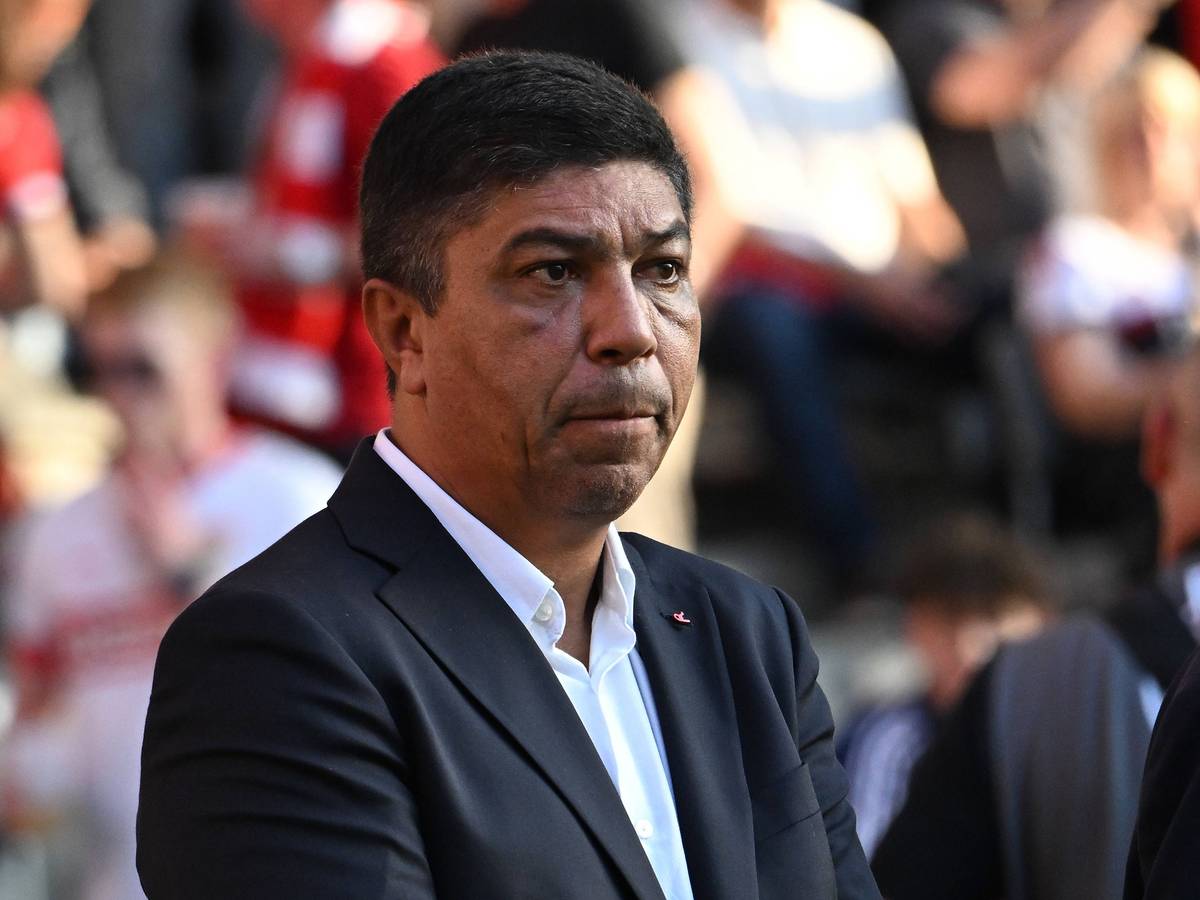 Giovane Elber steht im Anzug im Stadion.