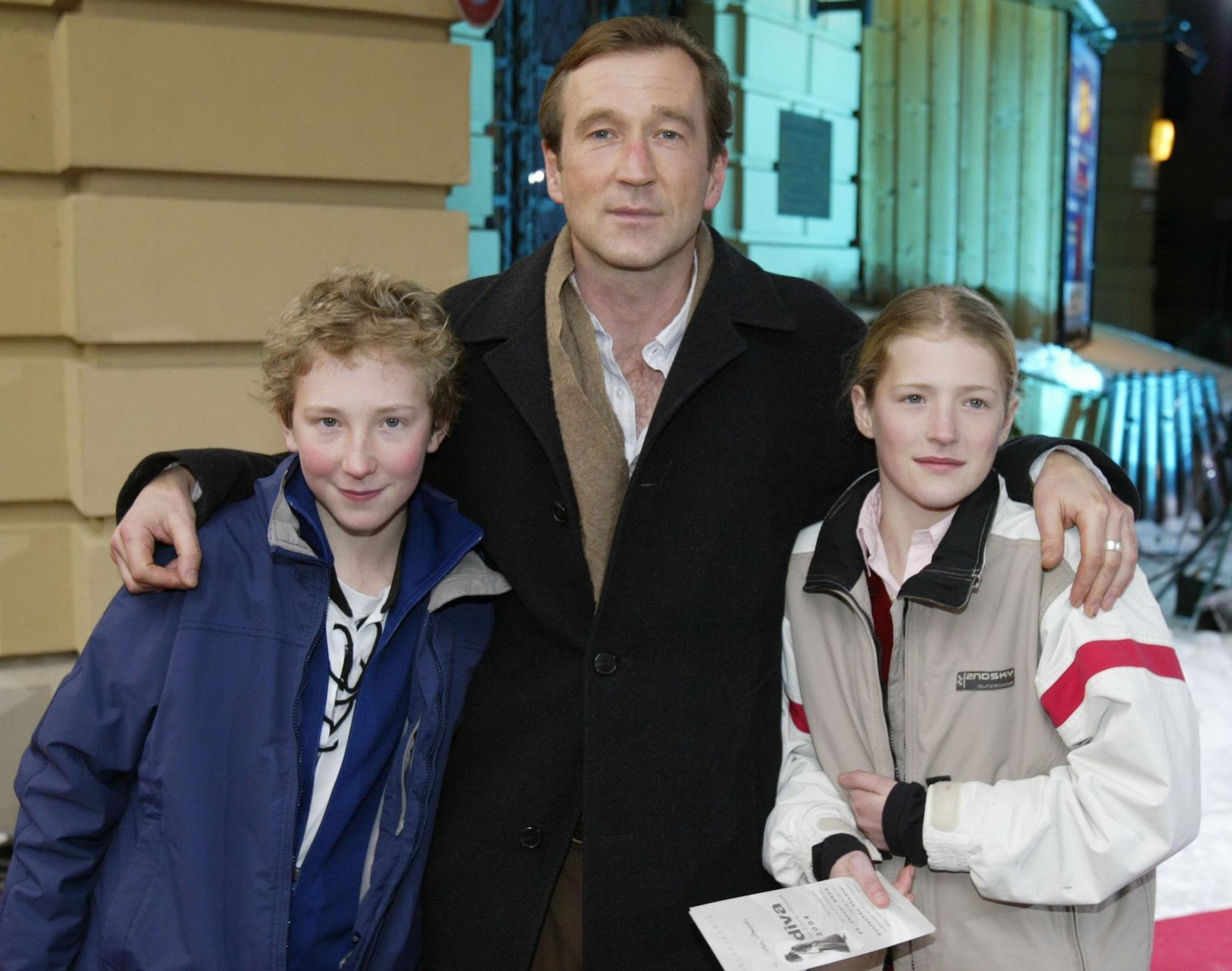 Schon als Kind schnupperte Louis Klamroth (links) Medienluft: 2003 stand er gemeinsam mit seinem Vater, dem Schauspieler Peter Lohmeyer, in „Das Wunder von Bern“ vor
der Kamera. Seine zwei Jahre jüngere Schwester Lola Klamroth ist bis heute Schauspielerin. (Bild: 2004 Getty Images / Sean Gallup)