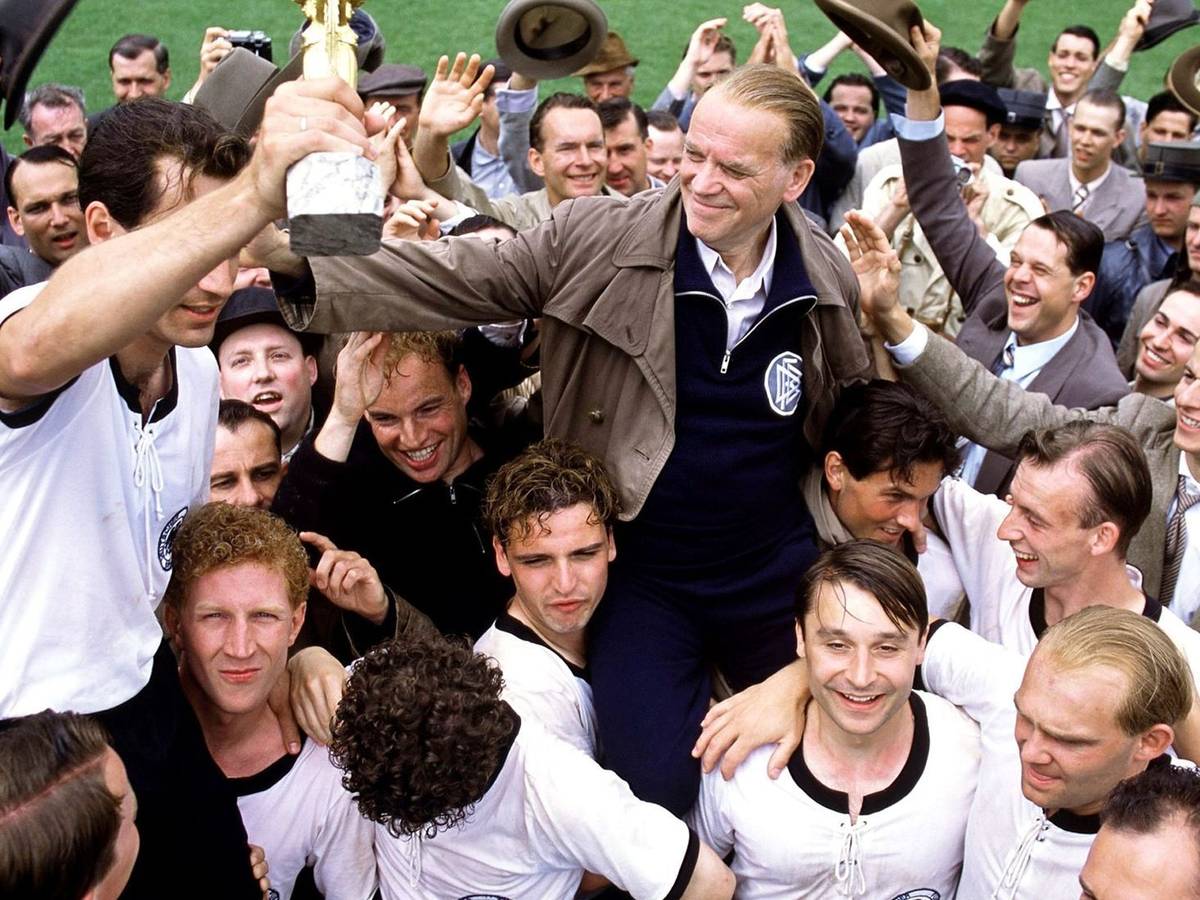 Niemand hat damit gerechnet, aber unter Sepp Herbergers (Peter Franke, Mitte) führender Hand gewann die deutsche Fußballnationalmannschaft tatsächlich die WM 1954 in Bern. (Bild: kabel eins / Senator Film)