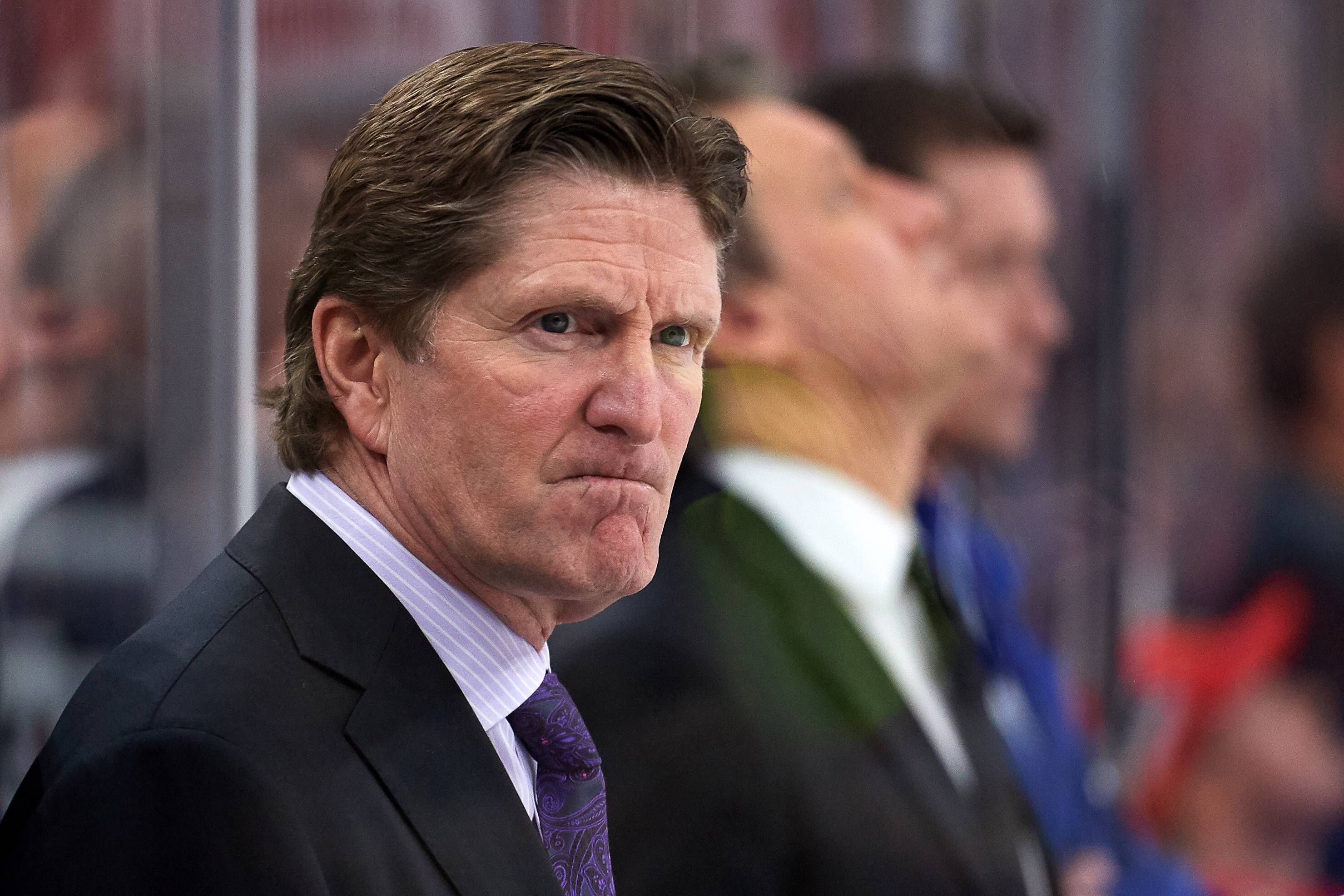 Mike Babcock am Rande eines NHL-Spiels.