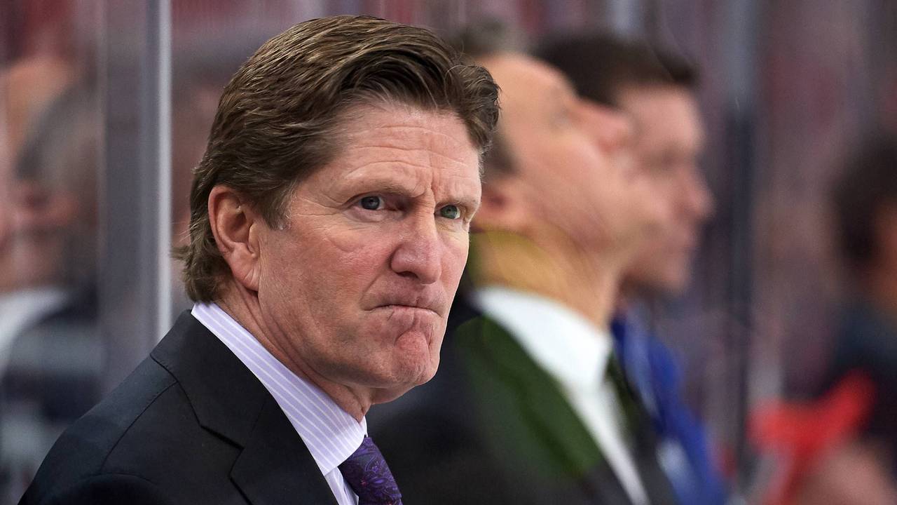 Mike Babcock am Rande eines NHL-Spiels.