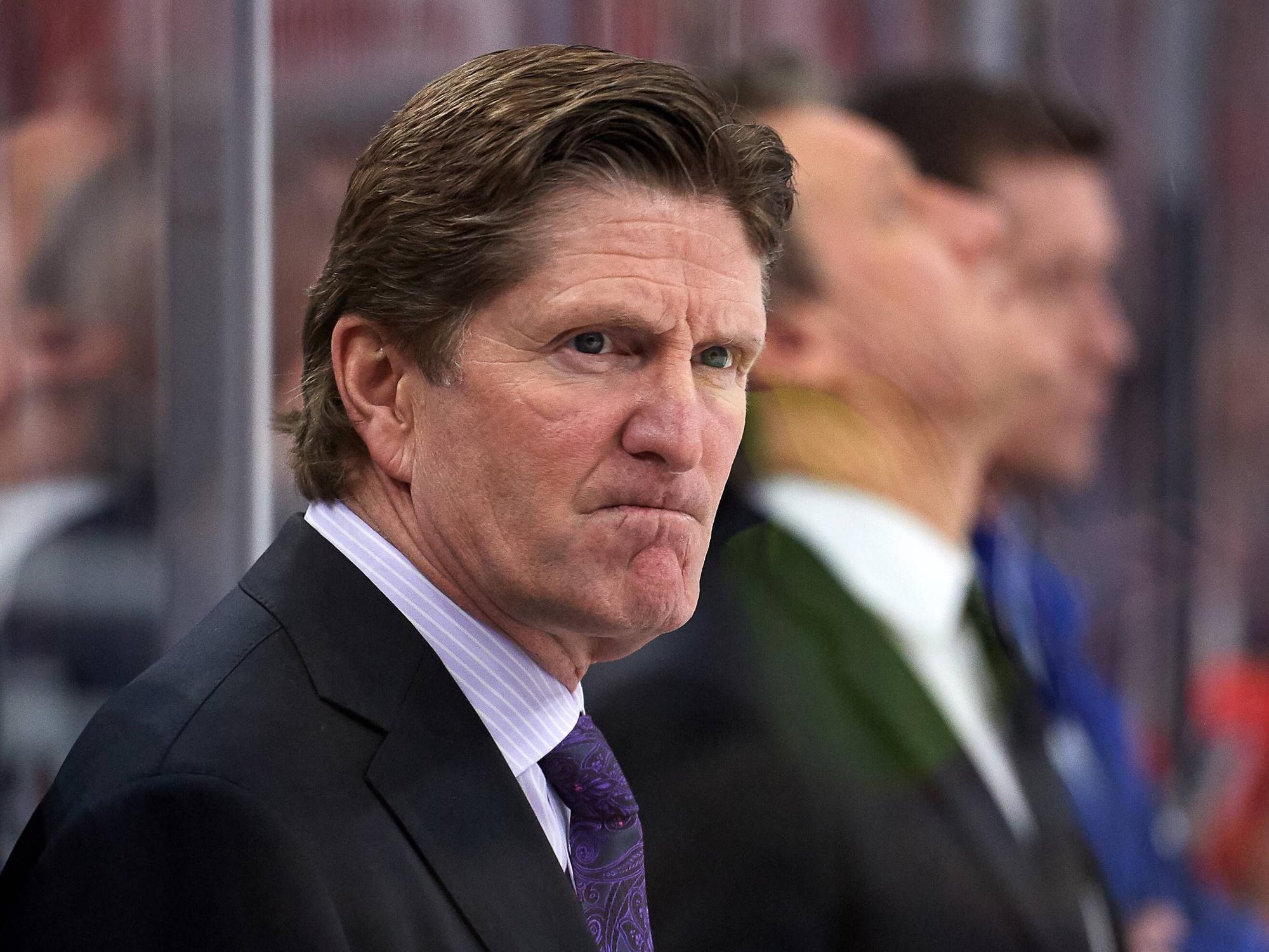 Mike Babcock am Rande eines NHL-Spiels.