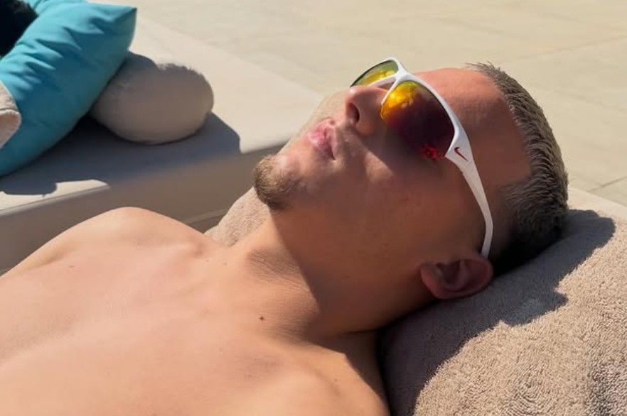 FC-Profi Said El Mala liegt im Sommerurlaub in Griechenland in der Sonne.