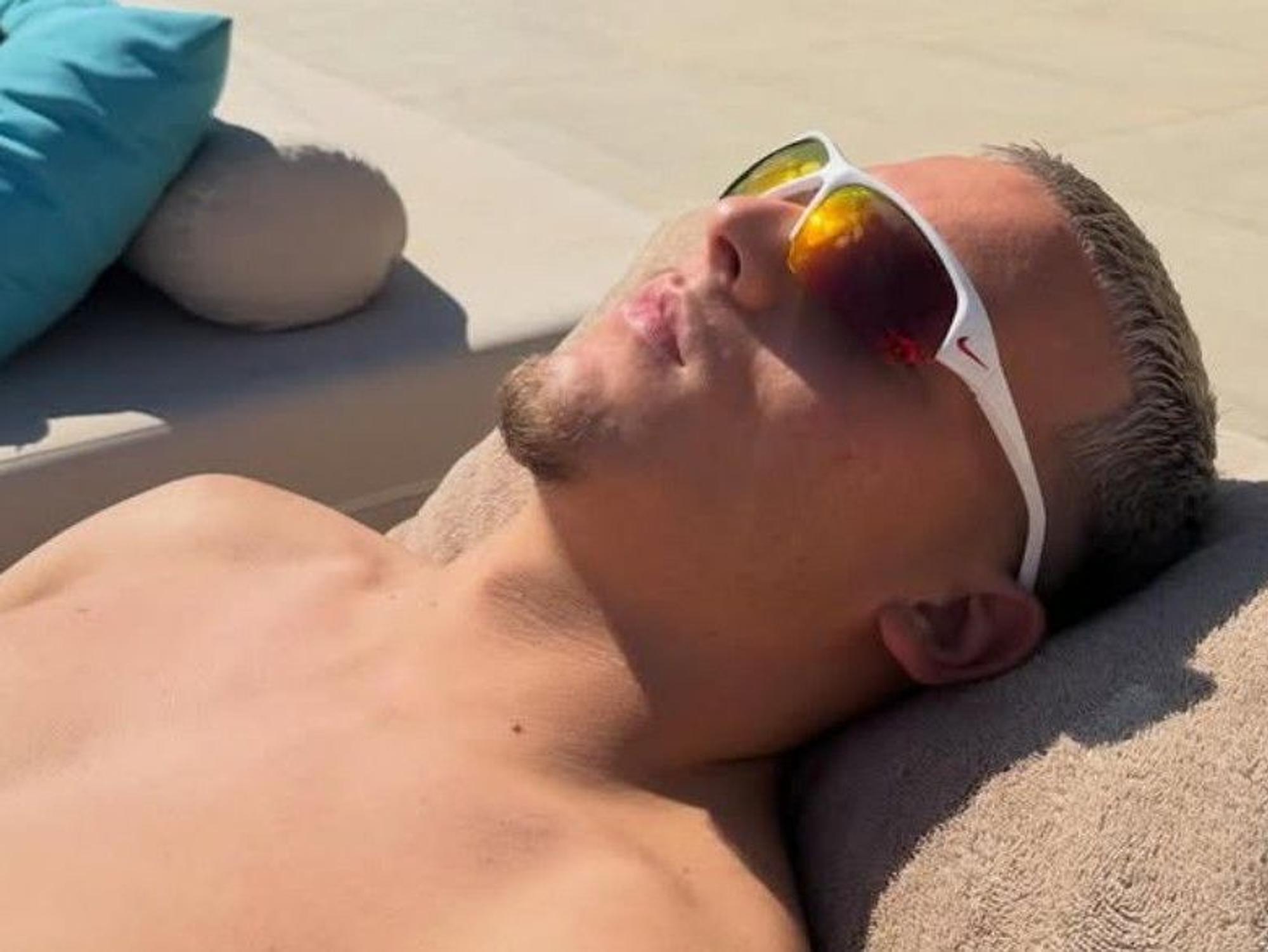 FC-Profi Said El Mala liegt im Sommerurlaub in Griechenland in der Sonne.