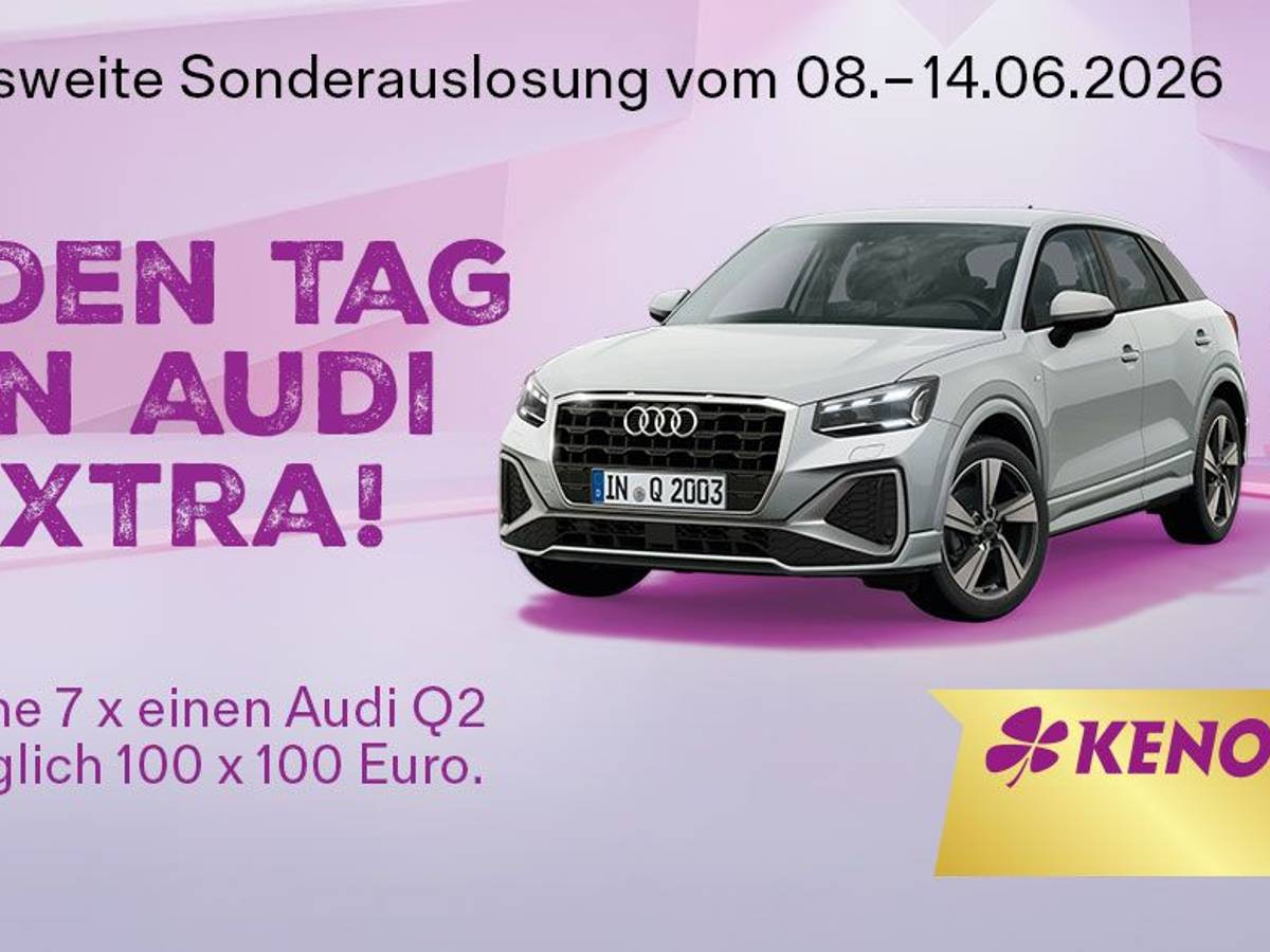Das Bild zeigt einen Audi Q2 vor einem fliederfarbenen Hintergrund.