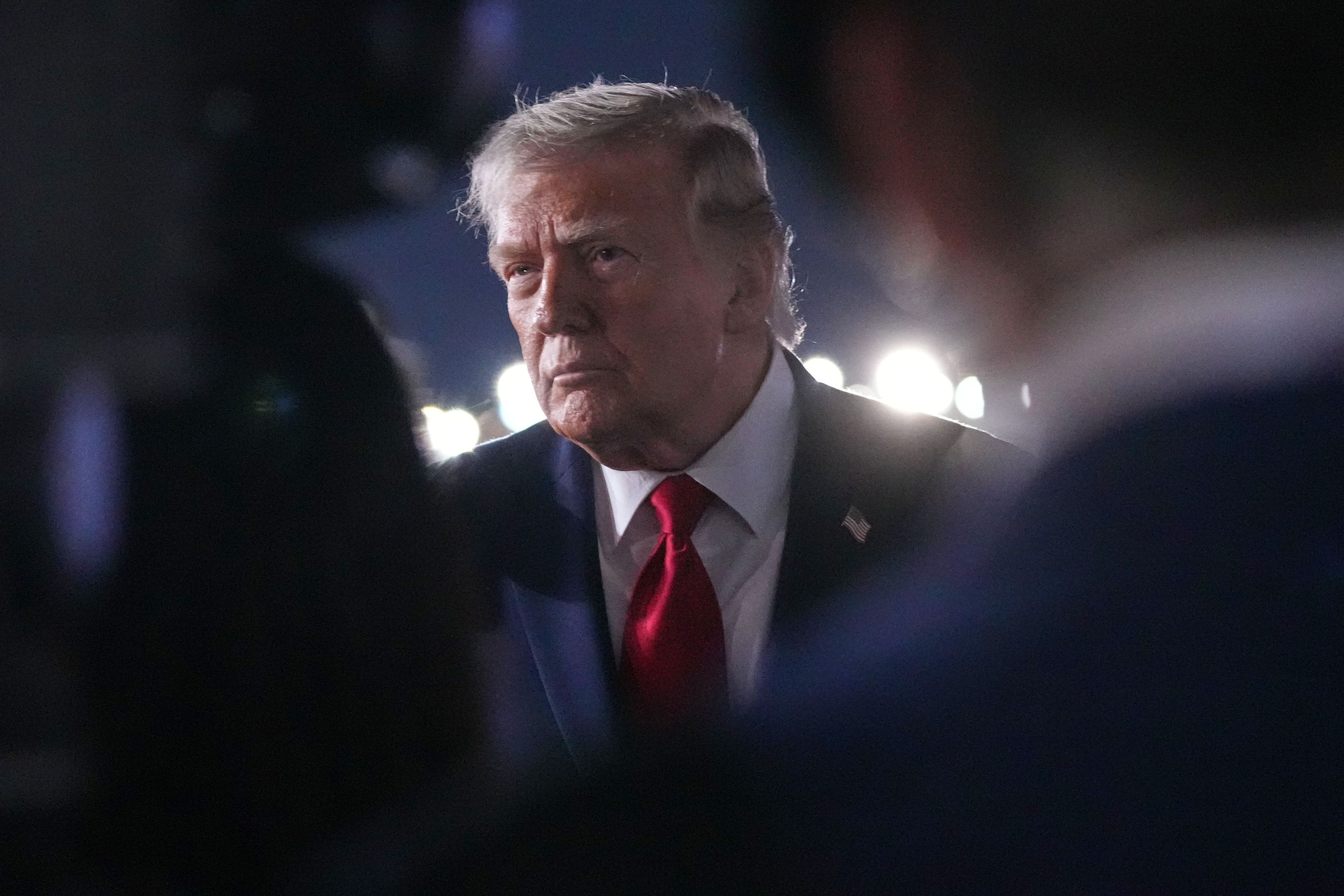 US-Präsident Donald Trump spricht mit Reportern bevor er an Bord der Air Force One geht.