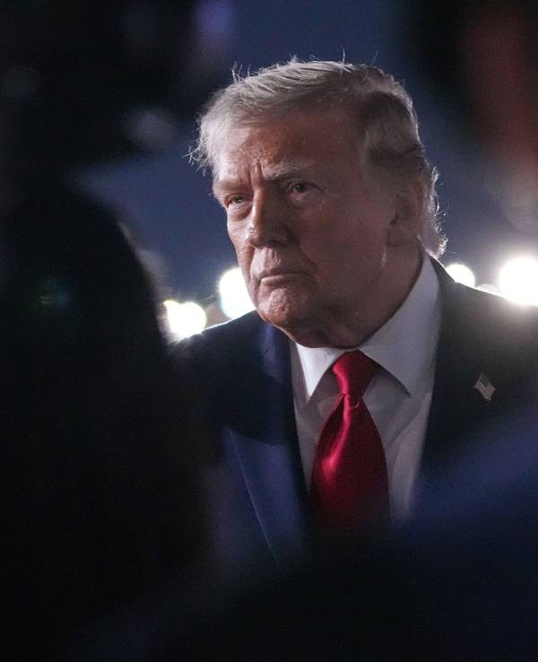 US-Präsident Donald Trump spricht mit Reportern bevor er an Bord der Air Force One geht.