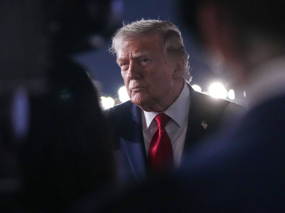 US-Präsident Donald Trump spricht mit Reportern bevor er an Bord der Air Force One geht.