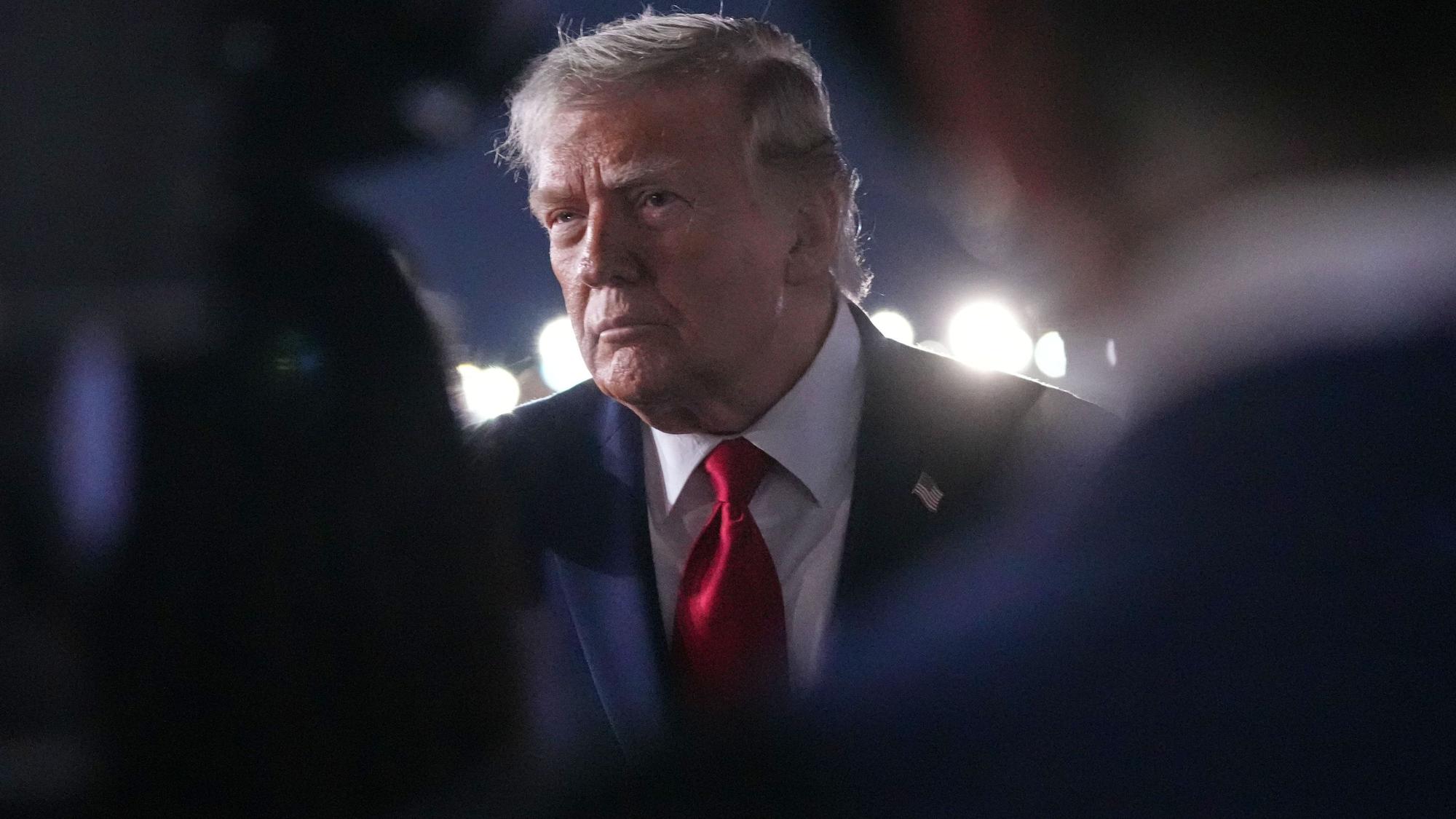 US-Präsident Donald Trump spricht mit Reportern bevor er an Bord der Air Force One geht.