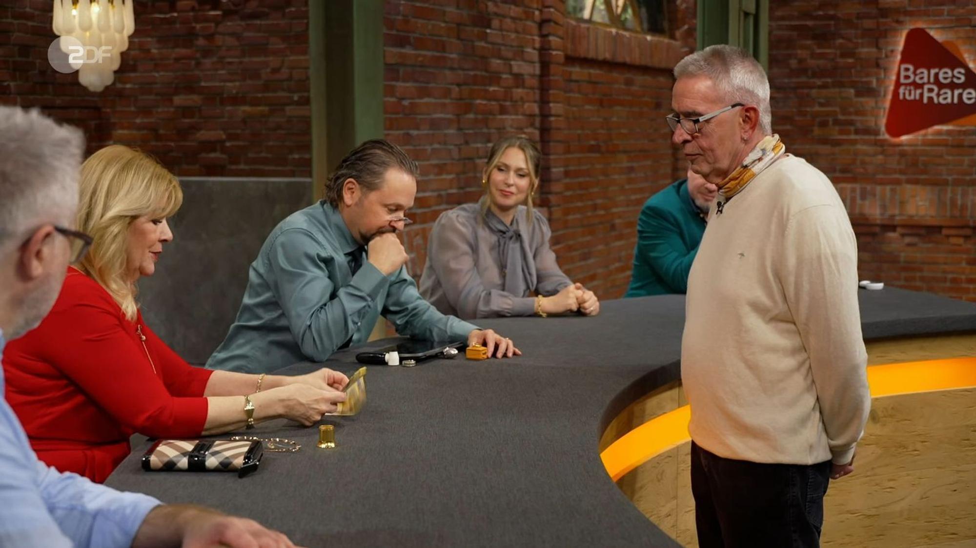 Elke Velten hatte mit 10.500 Euro das letzte Wort und bekam den Zuschlag. „Ich bin so stolz auf mich!“, jubelte sie über ihr Durchsetzungsvermögen bei der Verhandlung.
(Bild: ZDF)