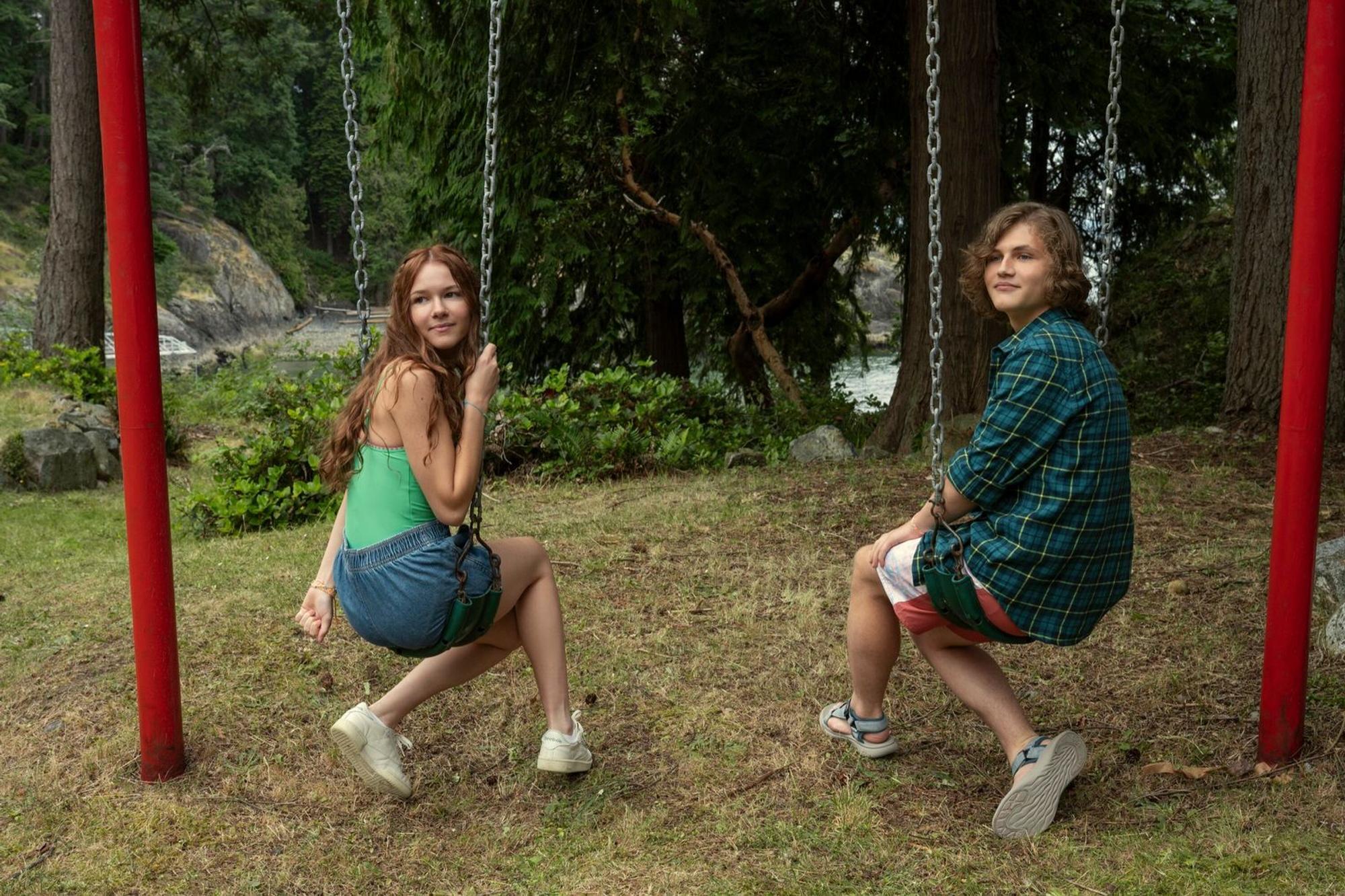 Percy (Juliette Hawk) und Sam (Blue Clarke) lernen sich als Teenager kennen und freunden sich an. (Bild: © Amazon Content Services LLC / Cate Cameron)