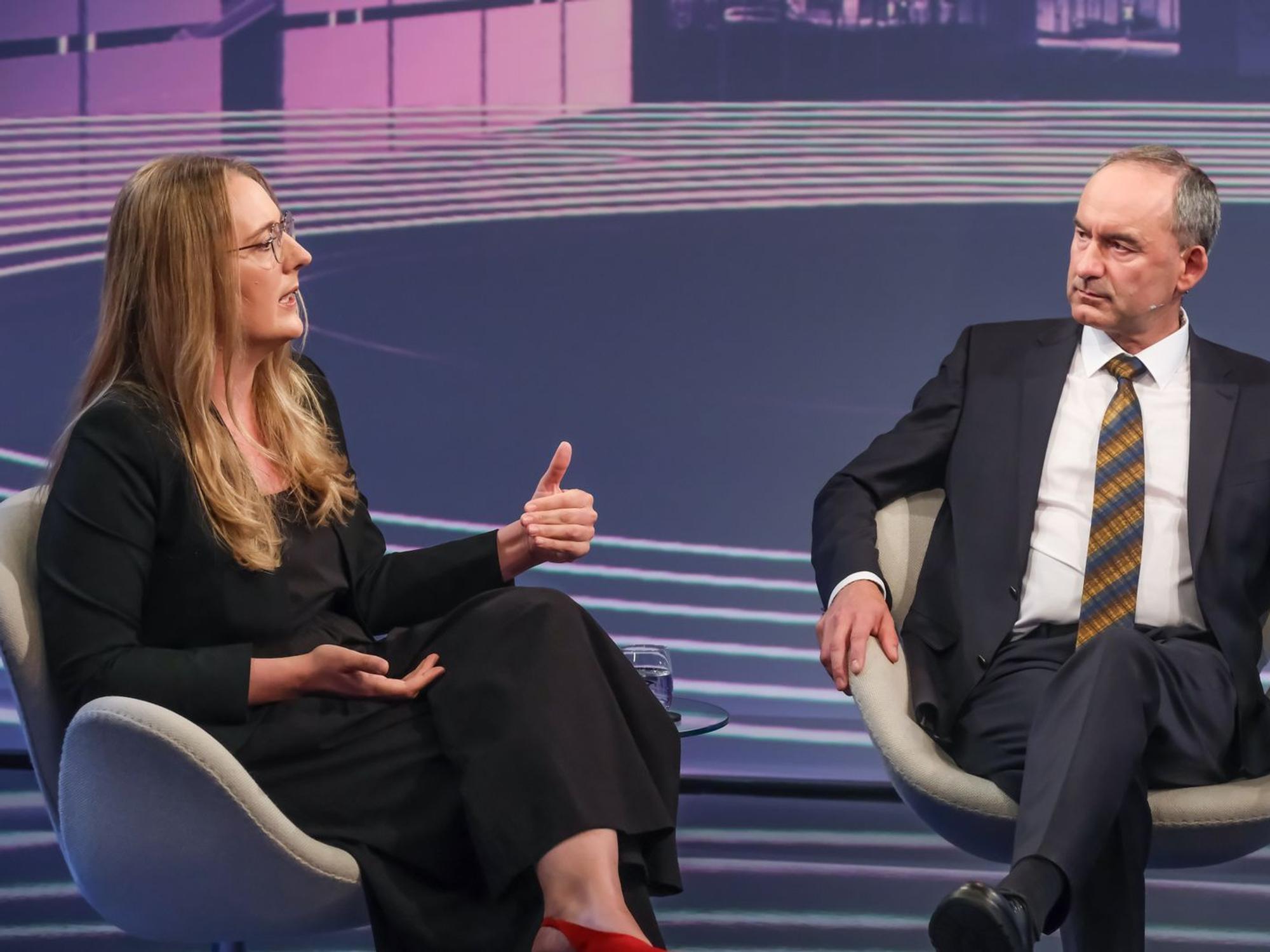 Grünen-Fraktionschefin Katharina Dröge und Bayerns Wirtschaftsminister Hubert Aiwanger lieferten sich am Montagabend bei „Maischberger“ einen hitzigen Schlagabtausch. (Bild: WDR/ Oliver Ziebe)