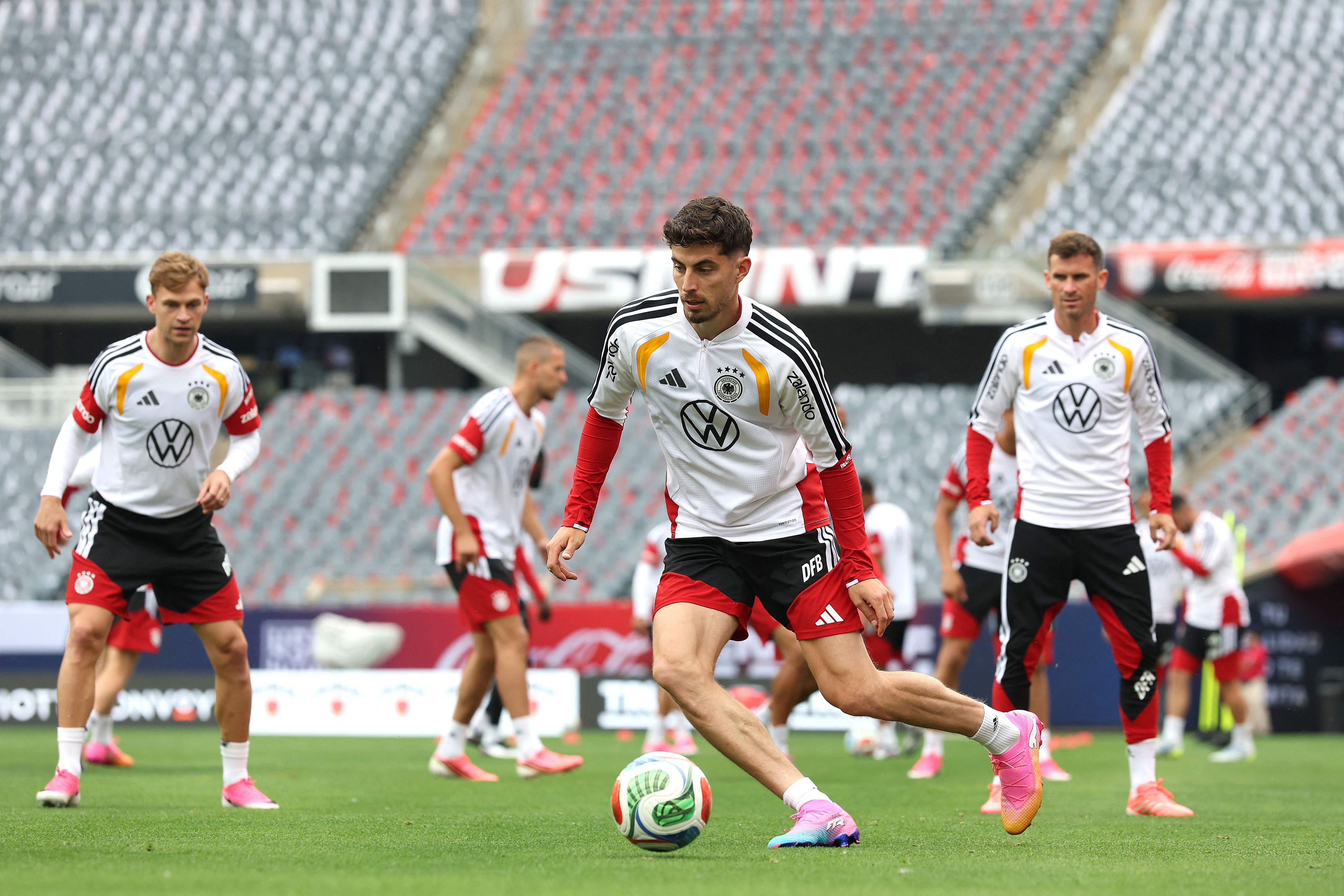 Kai Havertz im DFB-Training am Ball. Joshua Kimmich und Pascal Groß schauen ihm zu.