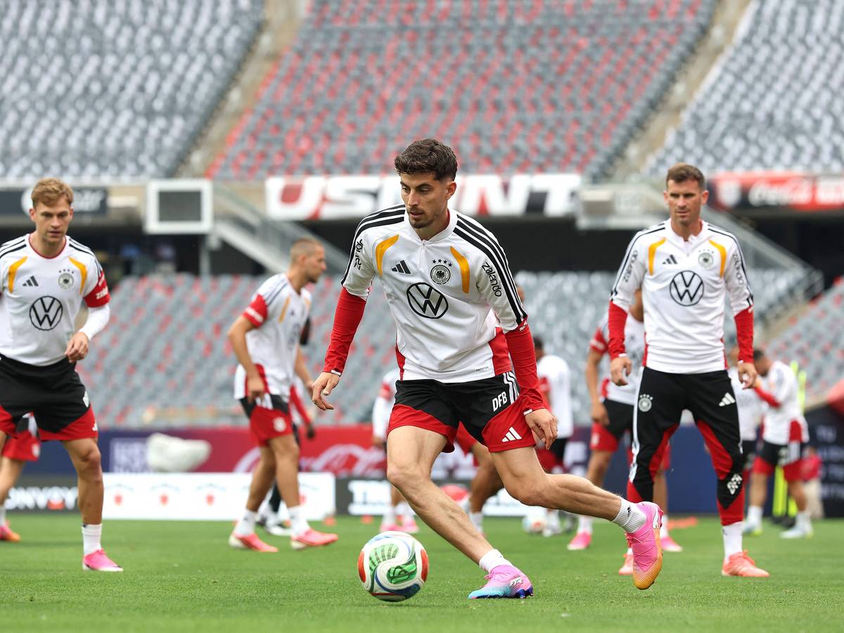 Kai Havertz im DFB-Training am Ball. Joshua Kimmich und Pascal Groß schauen ihm zu.