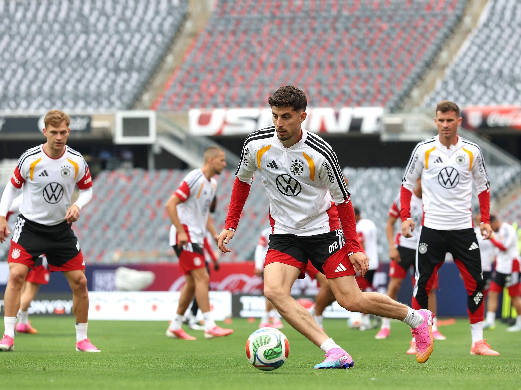 Kai Havertz im DFB-Training am Ball. Joshua Kimmich und Pascal Groß schauen ihm zu.