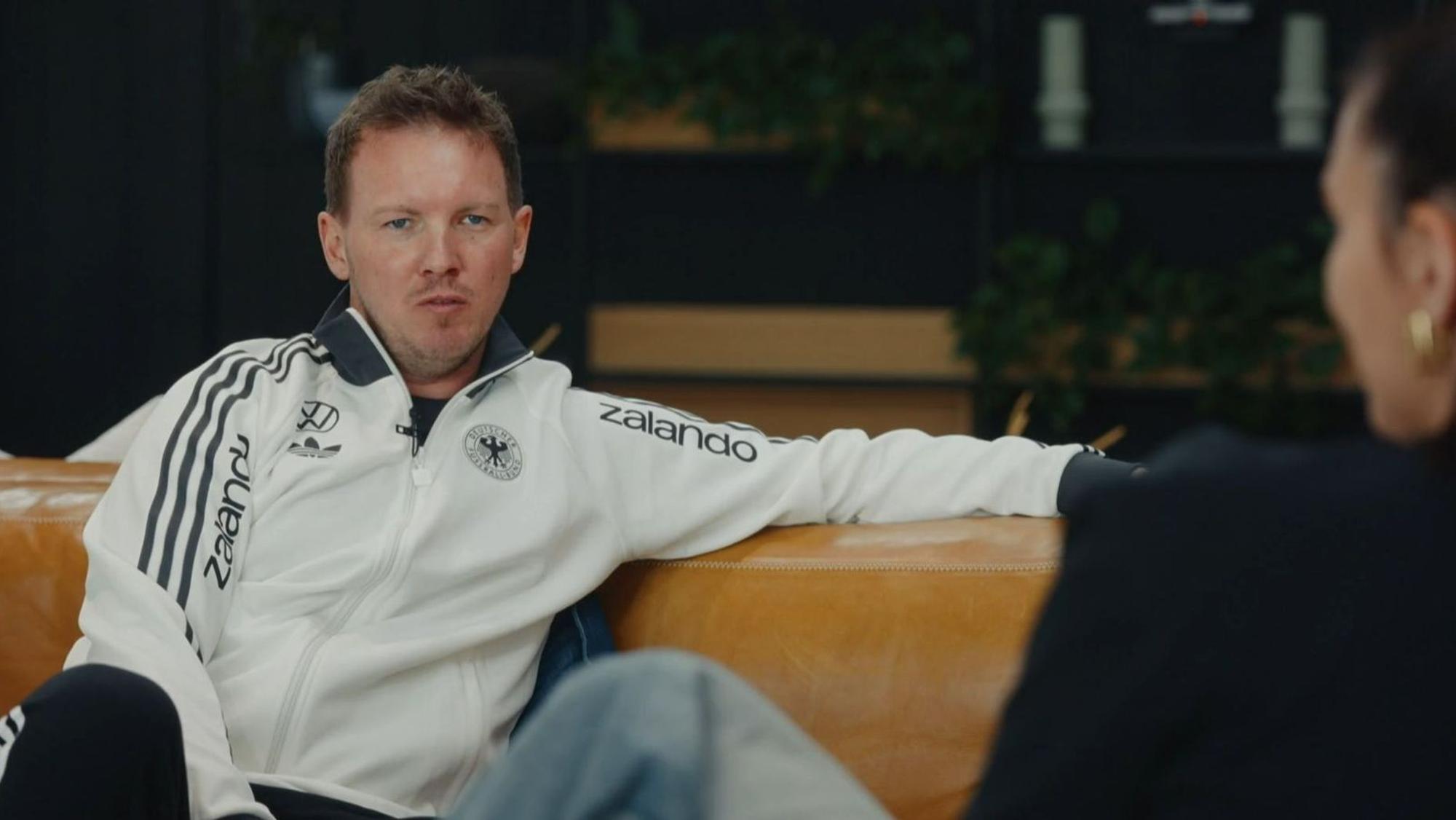 Julian Nagelsmann kritisiert im ARD-Film „WM-Wahnsinn und Titel-Träume“ die Ticket-Preise bei der Fußball-Weltmeisterschaft. (Bild: SWR)