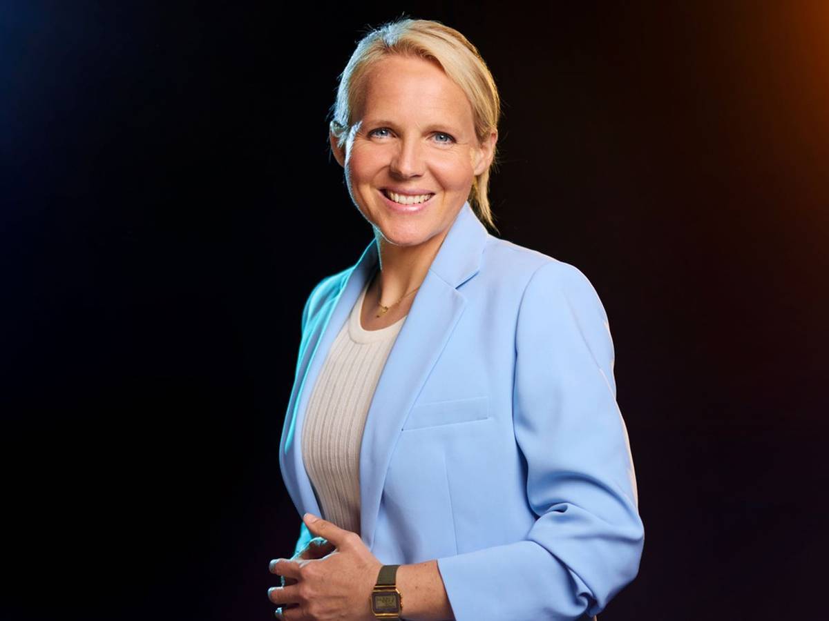 Friederike „Fritzy“ Kromp gilt als eine der am besten ausgebildeten Fußballtrainerinnen Deutschlands. Ab Donnerstag, 11. Juni, bildet die 41-Jährige mit Christoph Kramer und Per Mertesacker wieder das ebenso launige wie bewährte Fußball-Expertentrio im ZDF. (Bild: ZDF und NOI CREW)