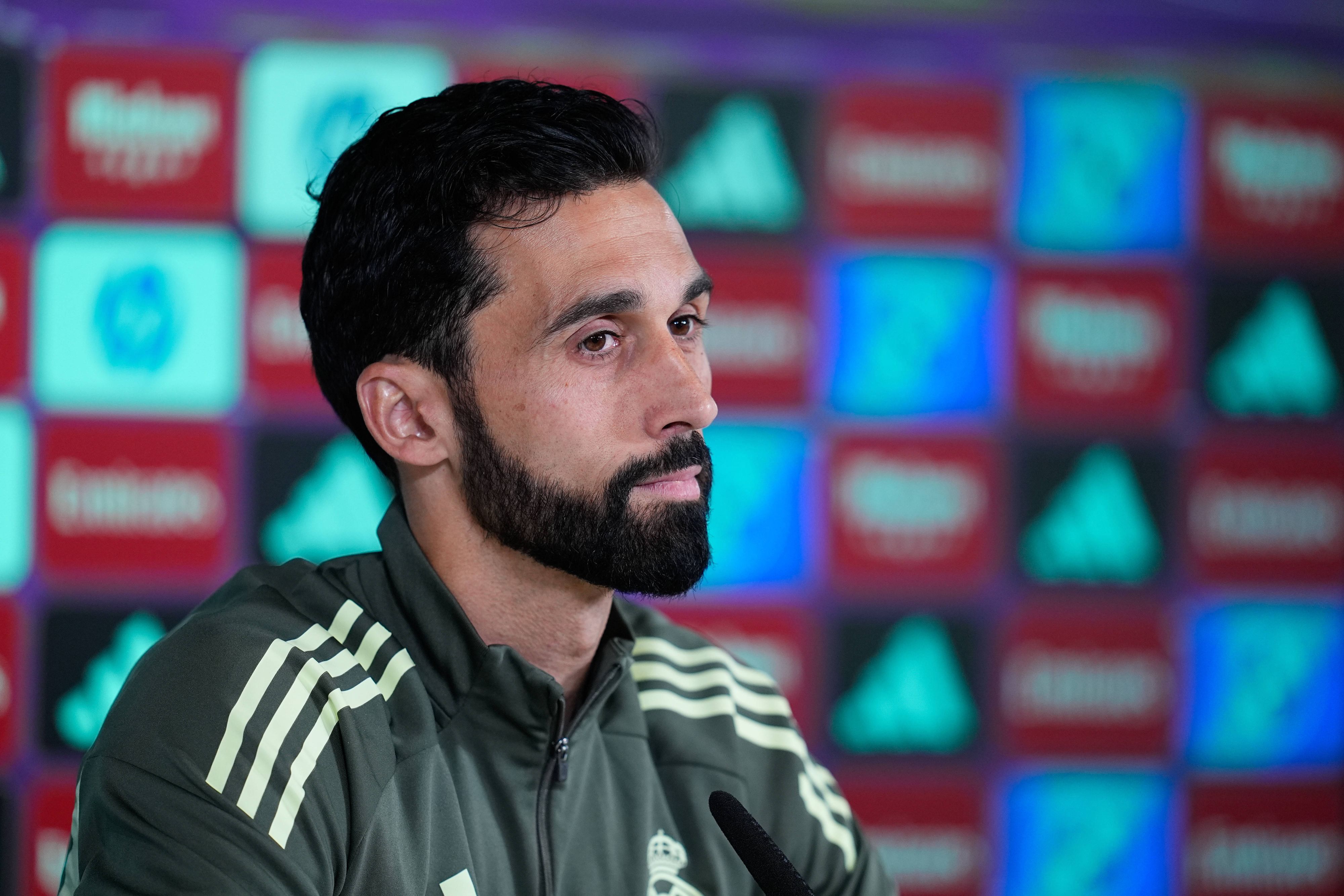 Trainer Álvaro Arbeloa sitzt bei einer Pressekonferenz.