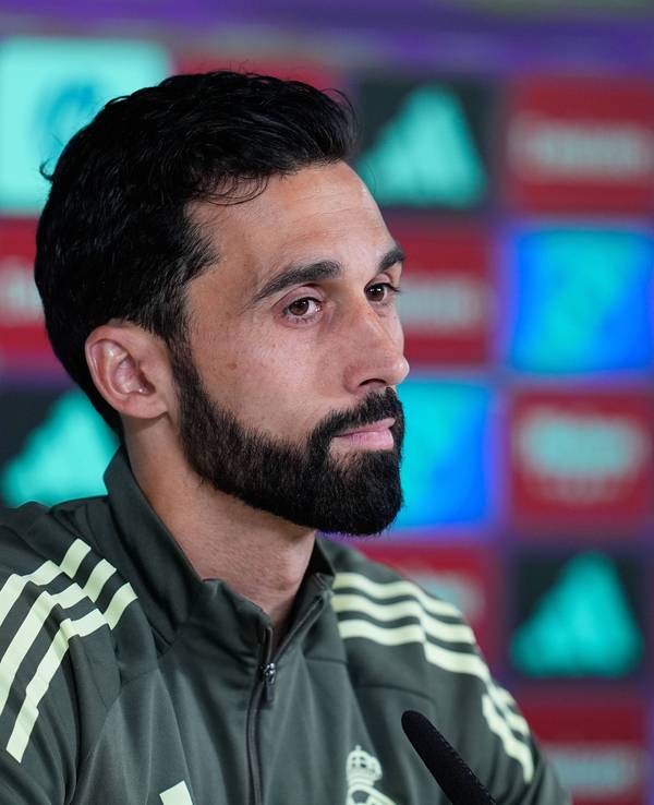 Trainer Álvaro Arbeloa sitzt bei einer Pressekonferenz.