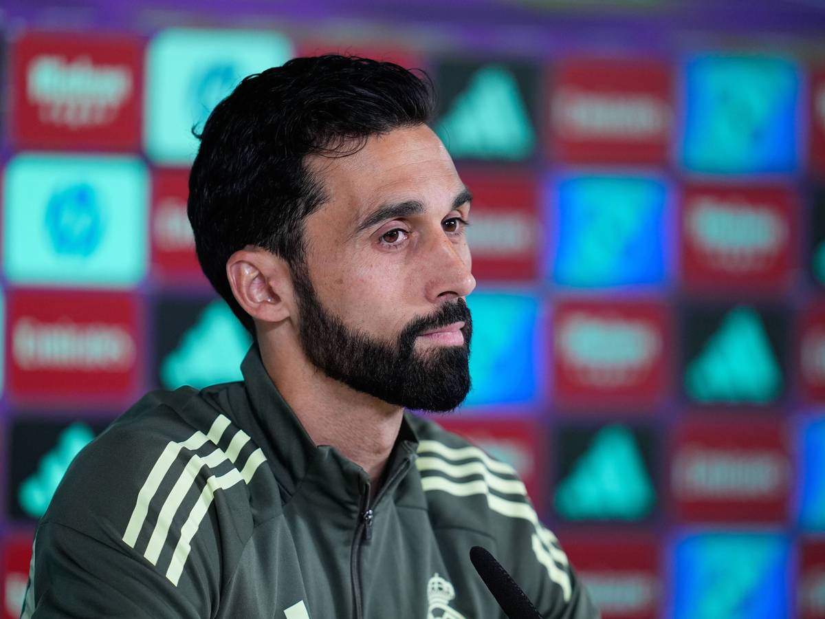 Trainer Álvaro Arbeloa sitzt bei einer Pressekonferenz.
