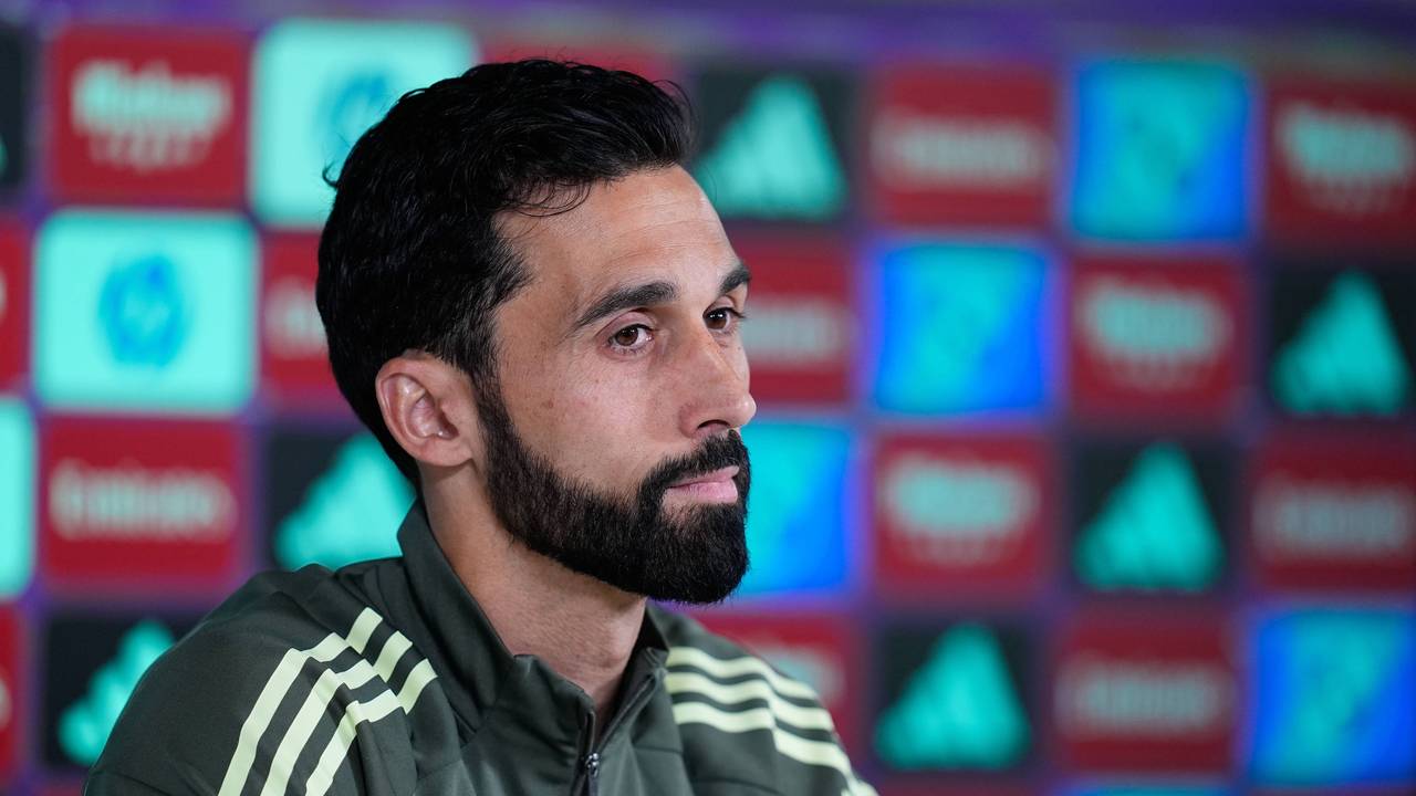 Trainer Álvaro Arbeloa sitzt bei einer Pressekonferenz.