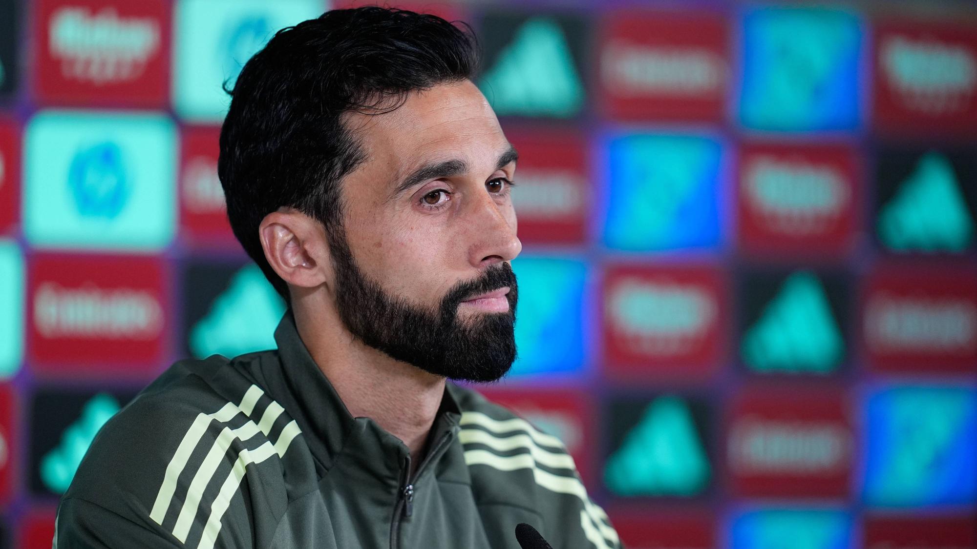 Trainer Álvaro Arbeloa sitzt bei einer Pressekonferenz.